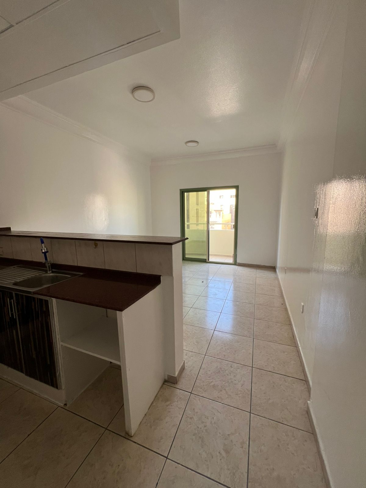 Studio with balcony in Al Majra, large American kitchen, open view, spacious areas and payment facilities, 22,000 dirhams.