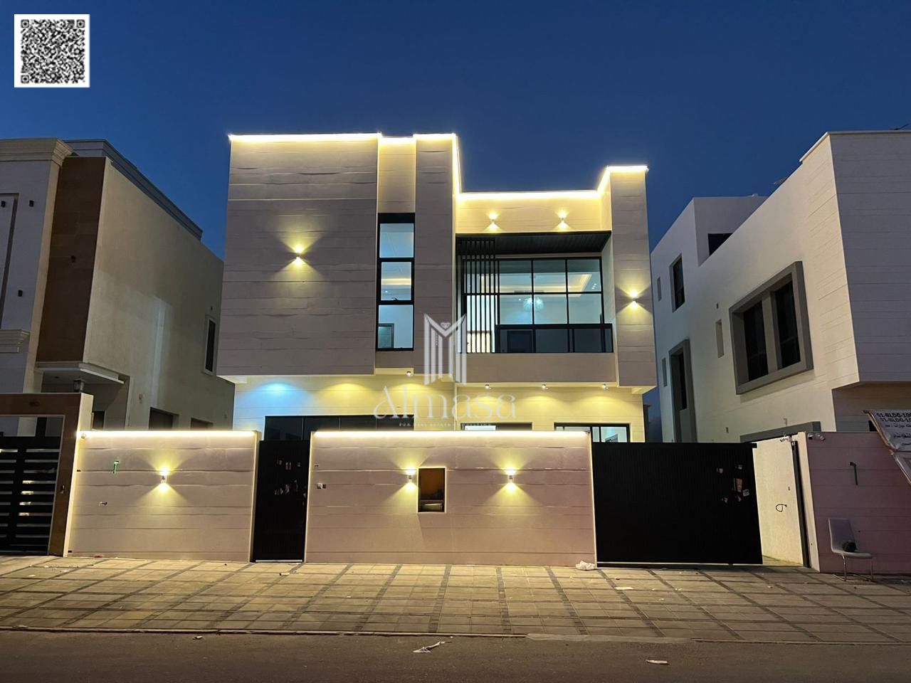 Two-story villa with a roof terrace, modern design, VIP finishing, at a special price and in a prime location directly behind Al-Hamidiyah Park.
