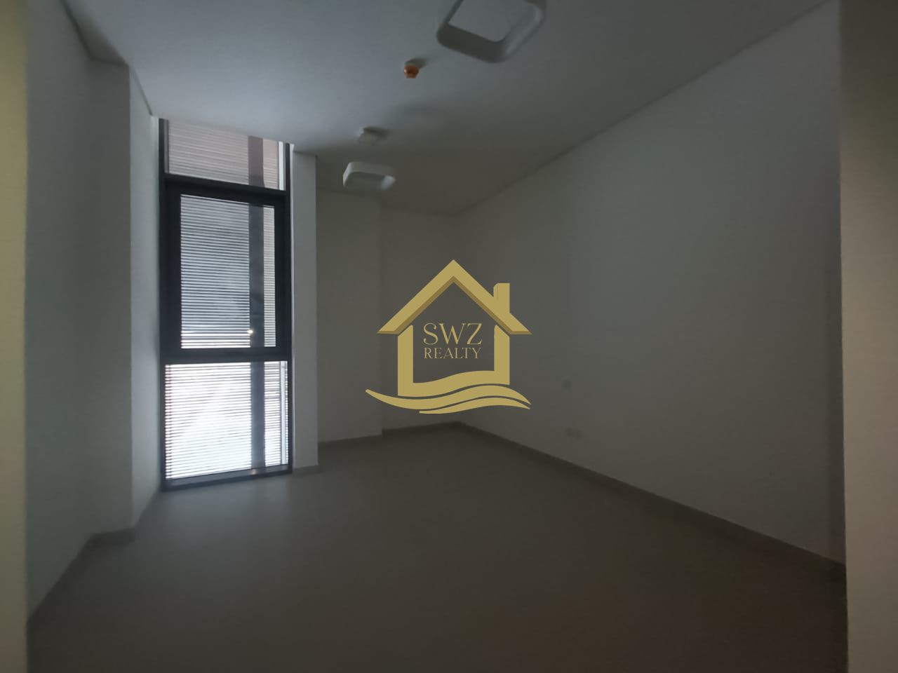 STUDIO IN WATERFRONT COMMUNITY WITH POOL AND GYM