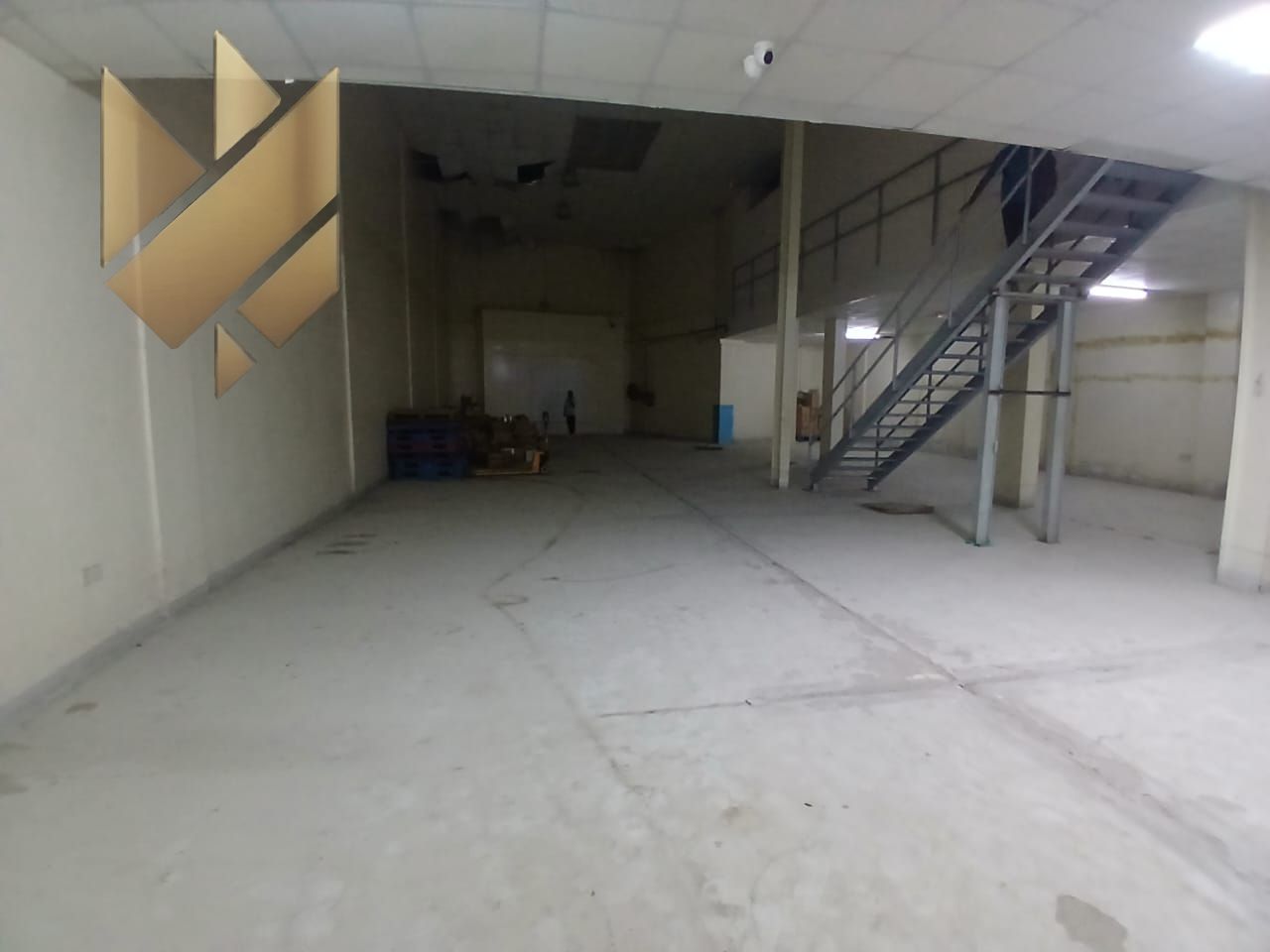Warehouse suitable for showroom rental in Industrial Area 15 - Large space