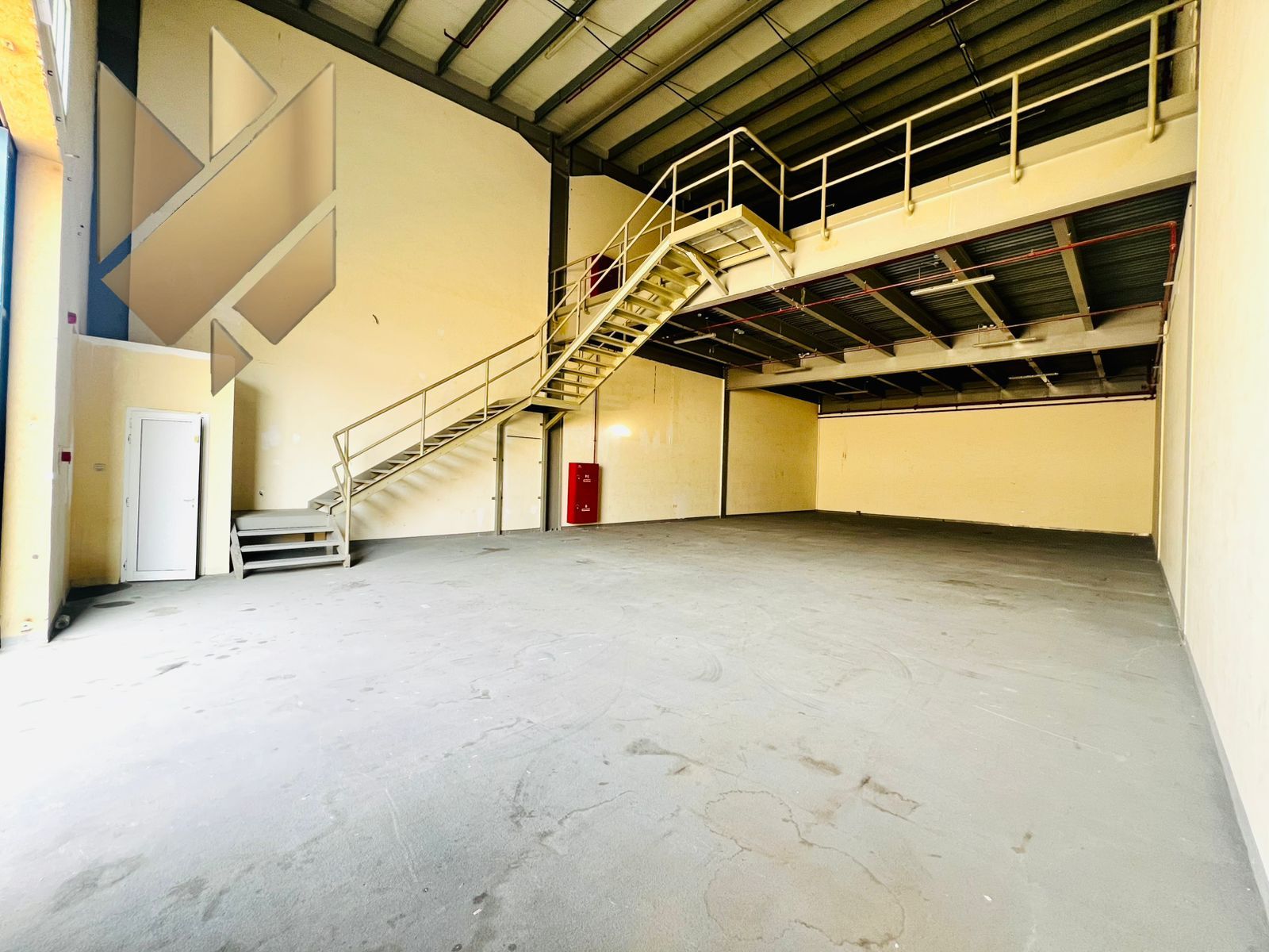 Warehouse for rent, Industrial Area 18 - Mezzanine and workspace