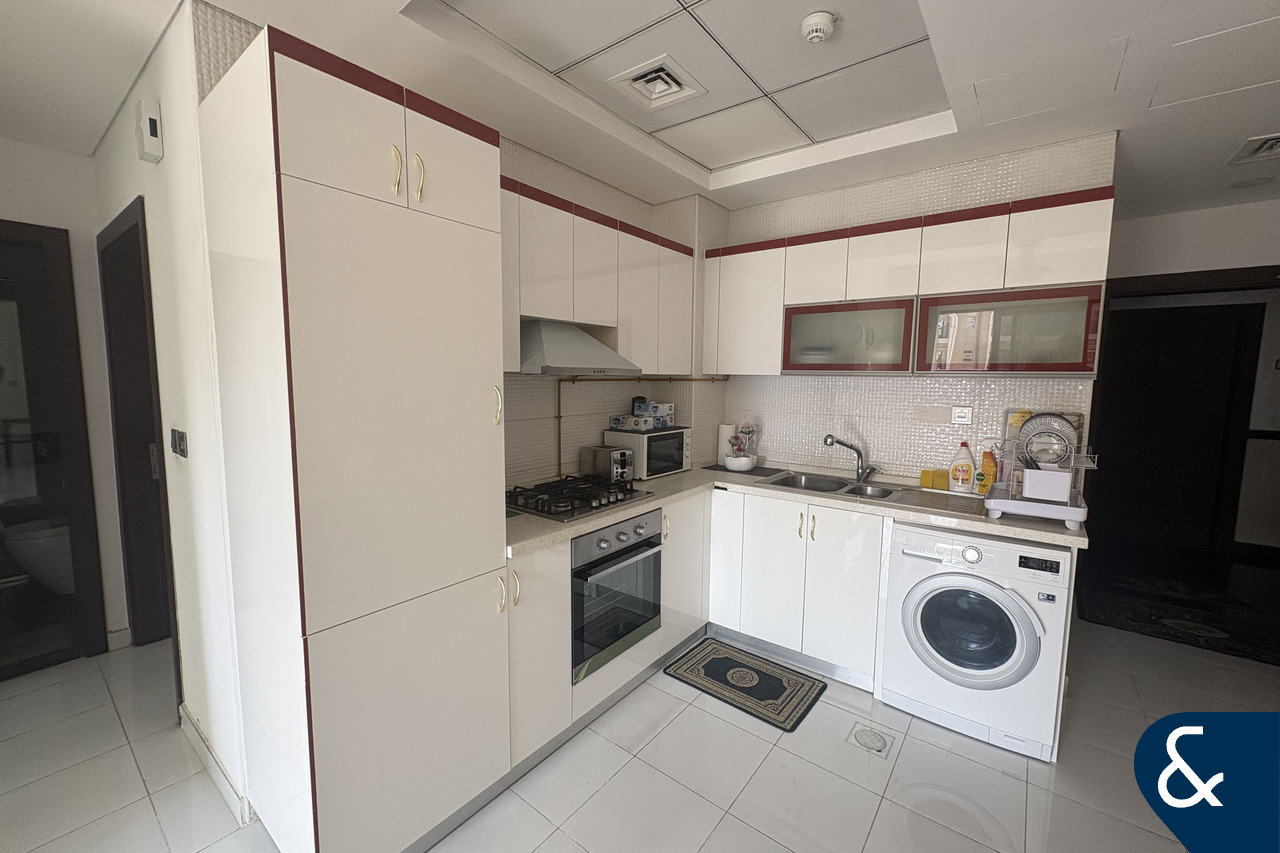 Corner unit | Pool view | Furnished