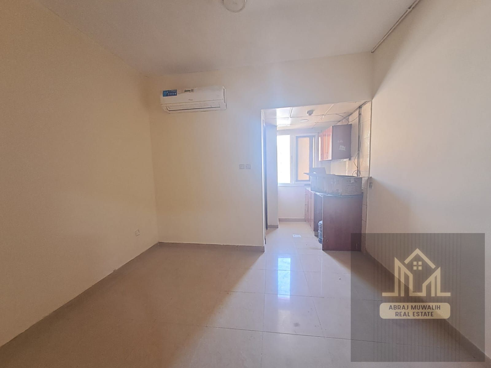 spacious studio ready to move\ neat and clean\\ prime location near safari mall