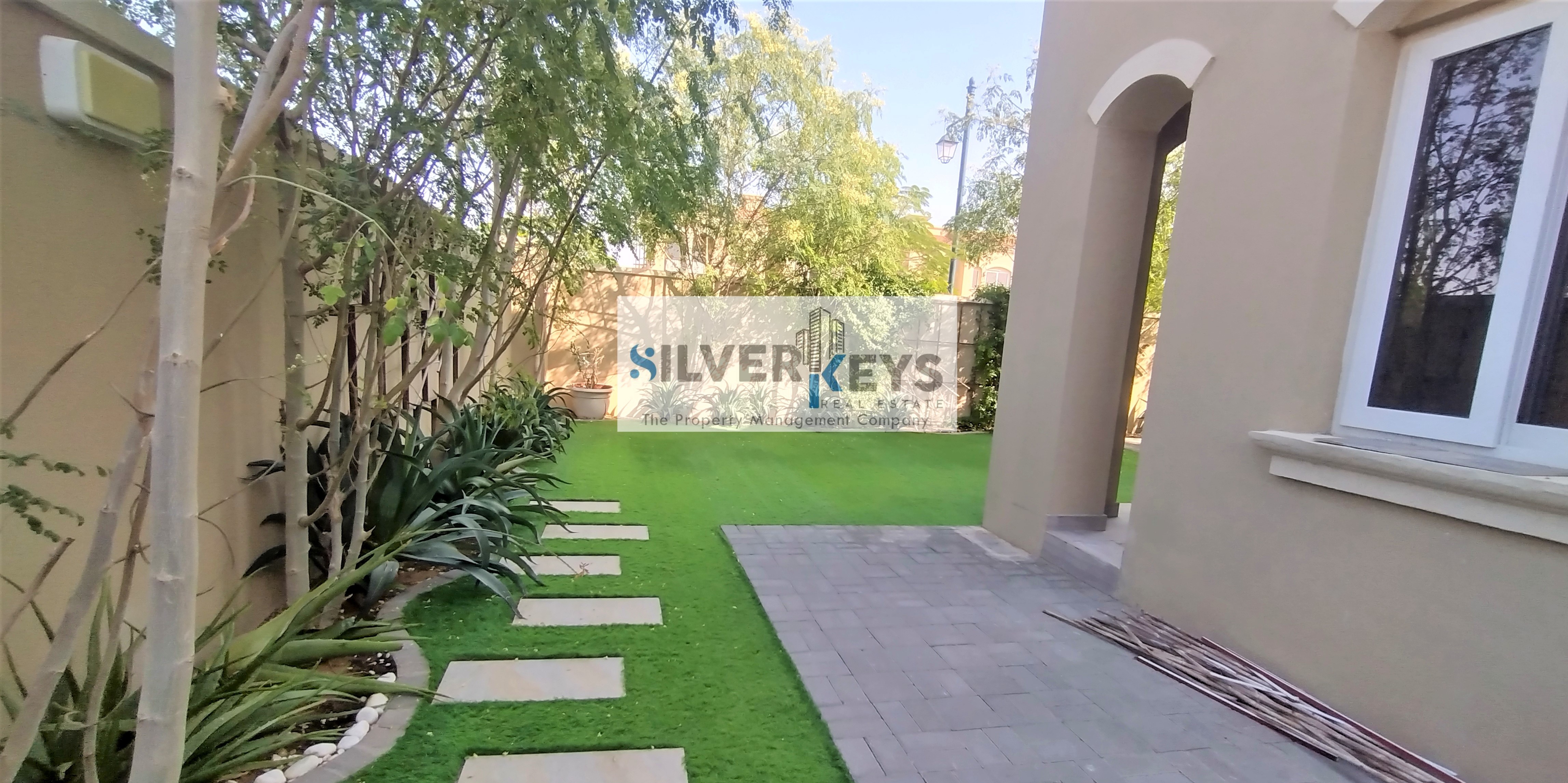 3 BEDROOM+MAID ROOM VILLA WITH SINGLE ROW + LAWN/GARDEN + BIG UNIT