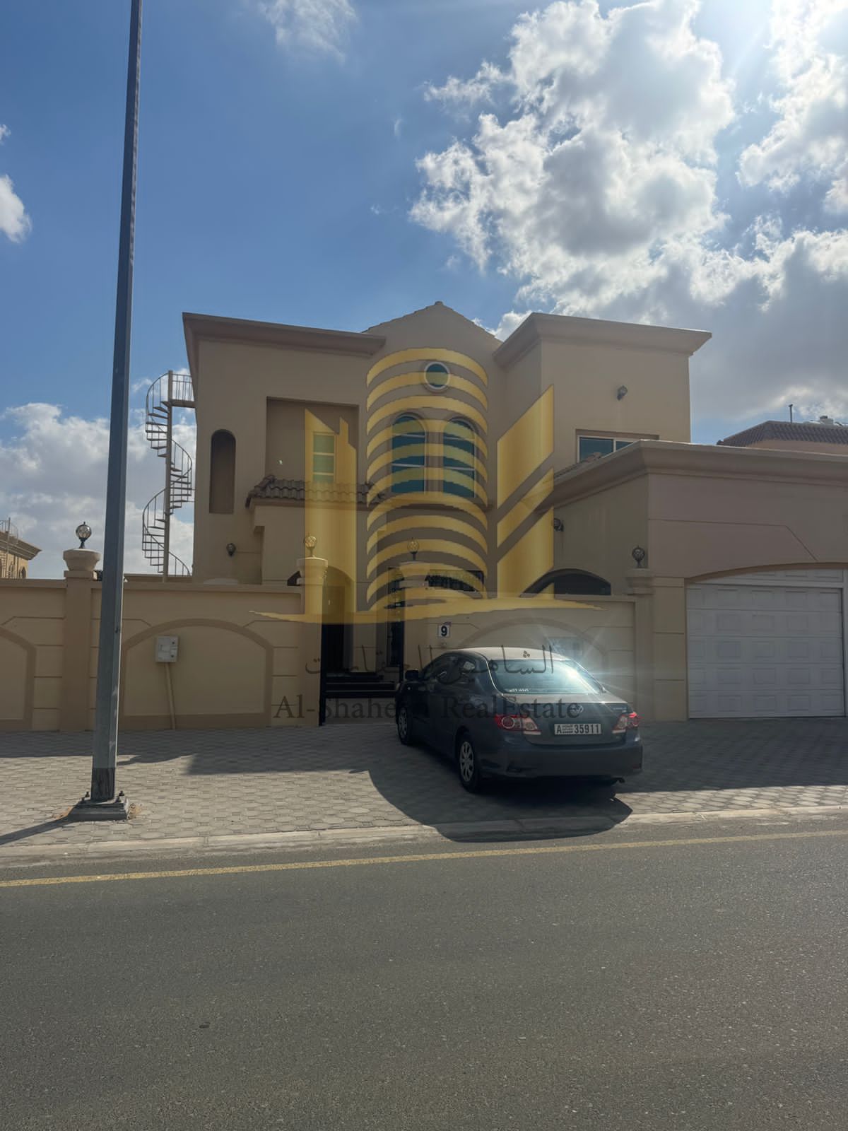 Villa for rent in Ajman, Al Jurf area. Two floors. High-end finishing. Consists of 5 bedrooms, a majlis (formal sitting room), a living room, a large yard, and air conditioning. The villa features spacious areas, master bedrooms, and double-glazed windows