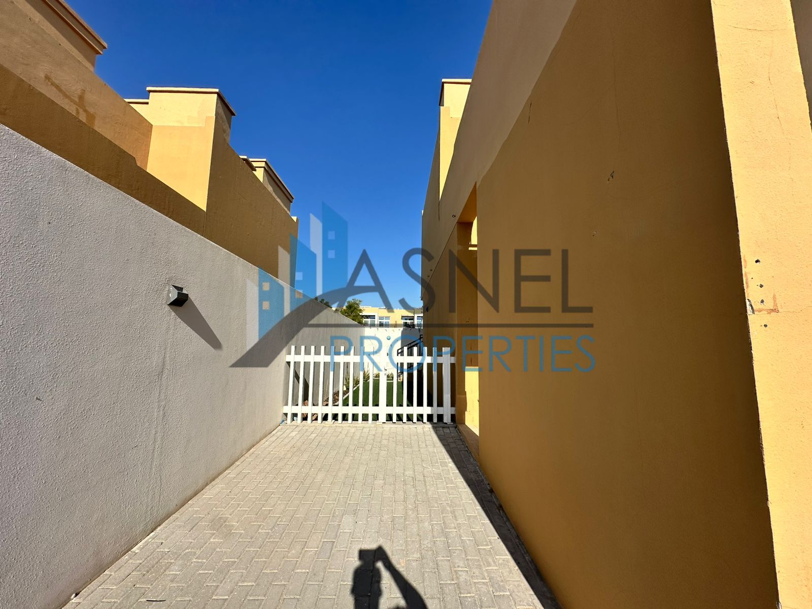 AMAZING 3BR +BASEMENT / Unfurnished / CORNER UNIT/SINGLE ROW/VACANT