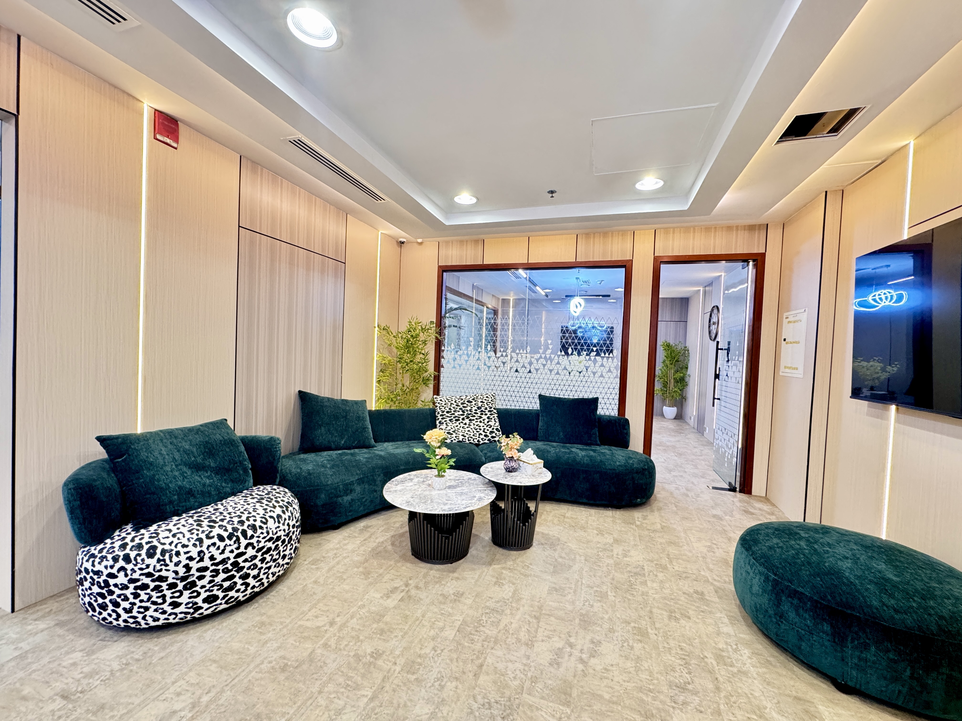 SPACIOUS OFFICE SPACE | LUXURY FURNISHINGS |READY TO MOVE