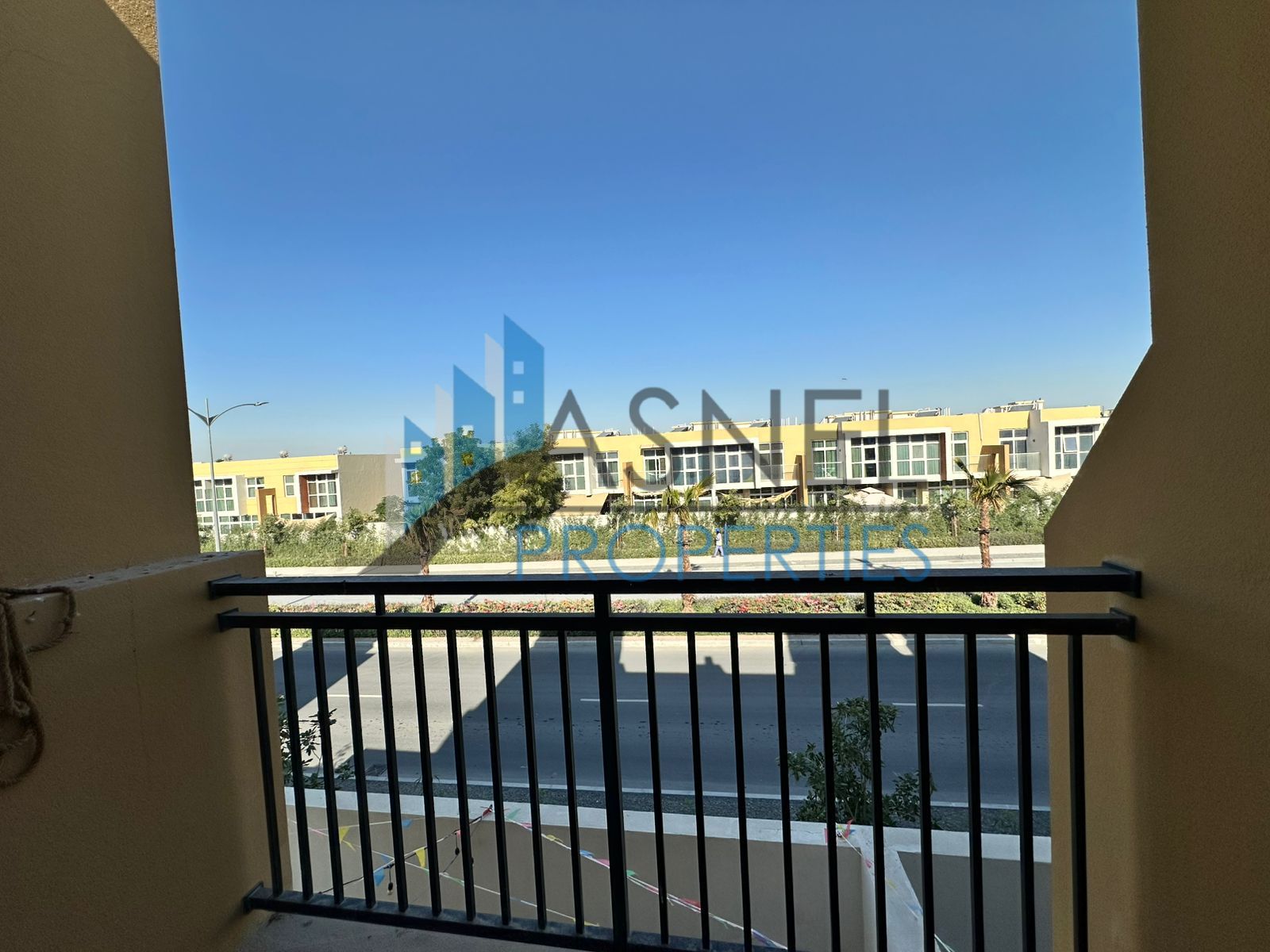 AMAZING 3BR +BASEMENT /Unfurnished /Single row/ Corner unit//VACANT