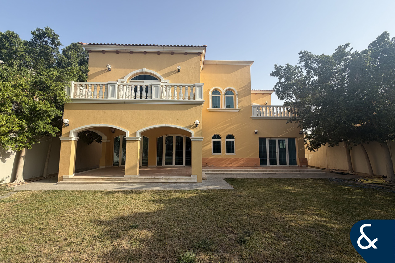 5 Bedrooms | Single Row | Vacant