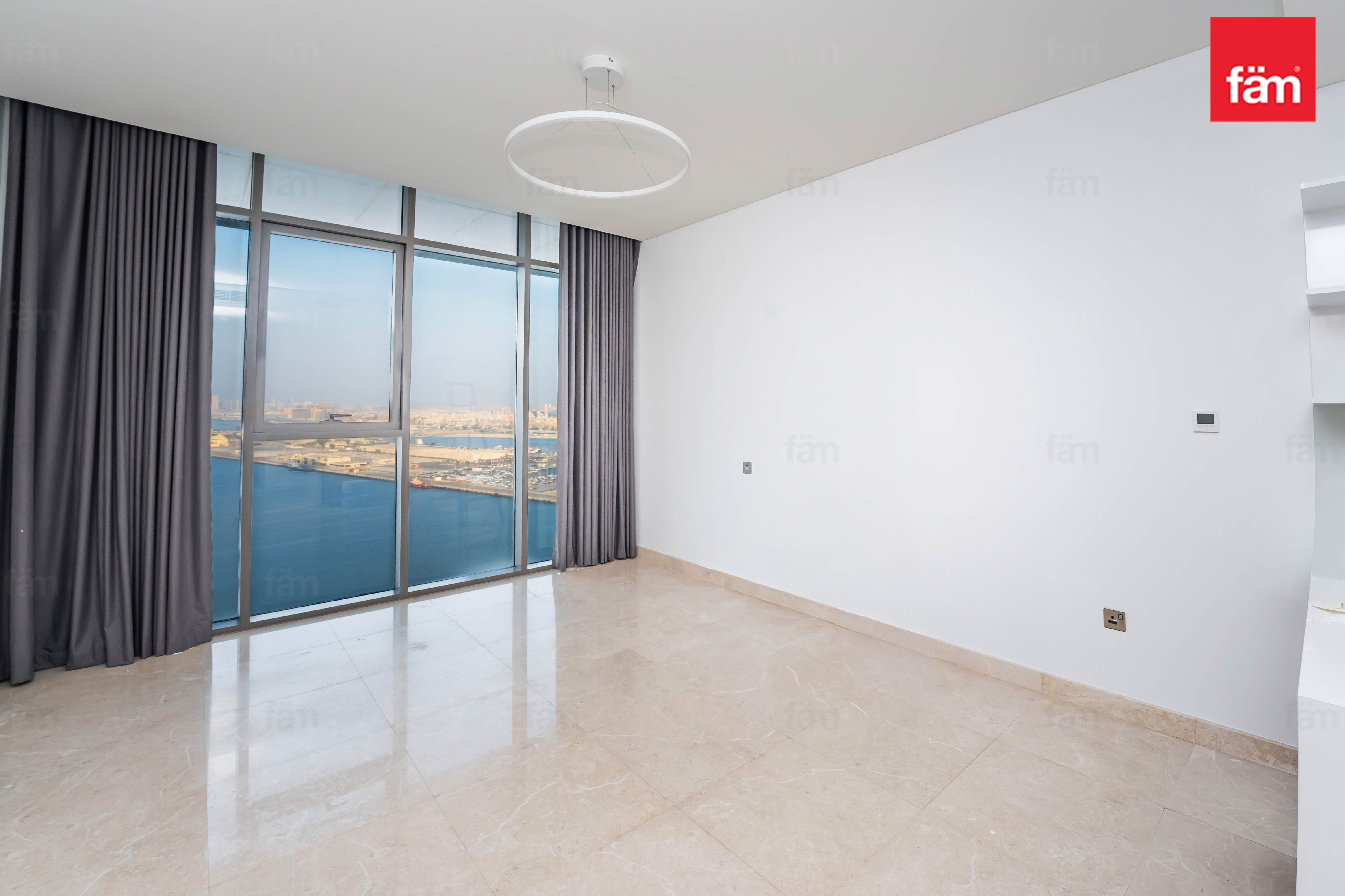 Apt with luxurious finishes and full sea view
