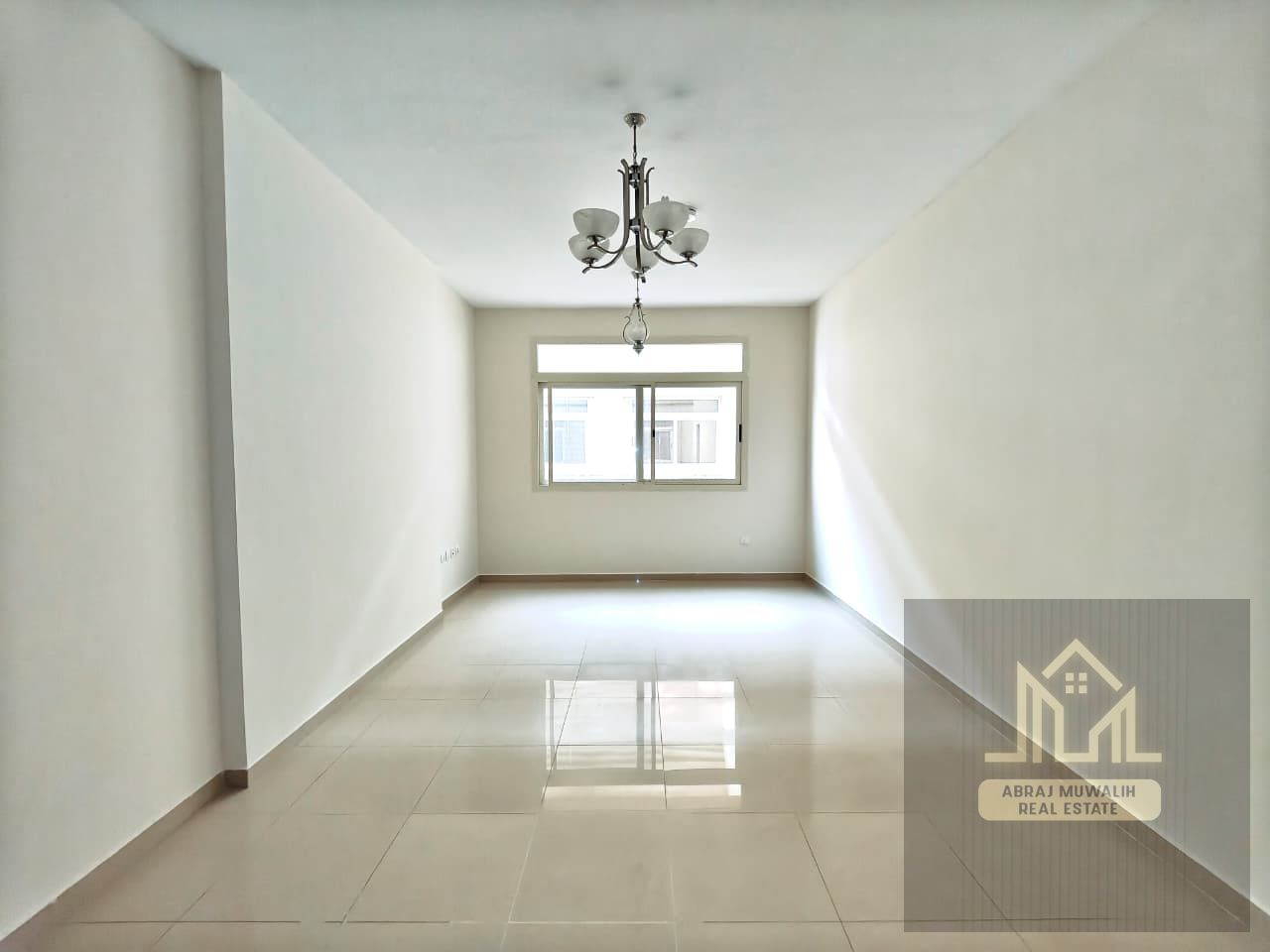NO COMISSION SPACIOUS APARTMENT WITH PARKING AVAILABLE\\ NEAT AND CLEAN\\