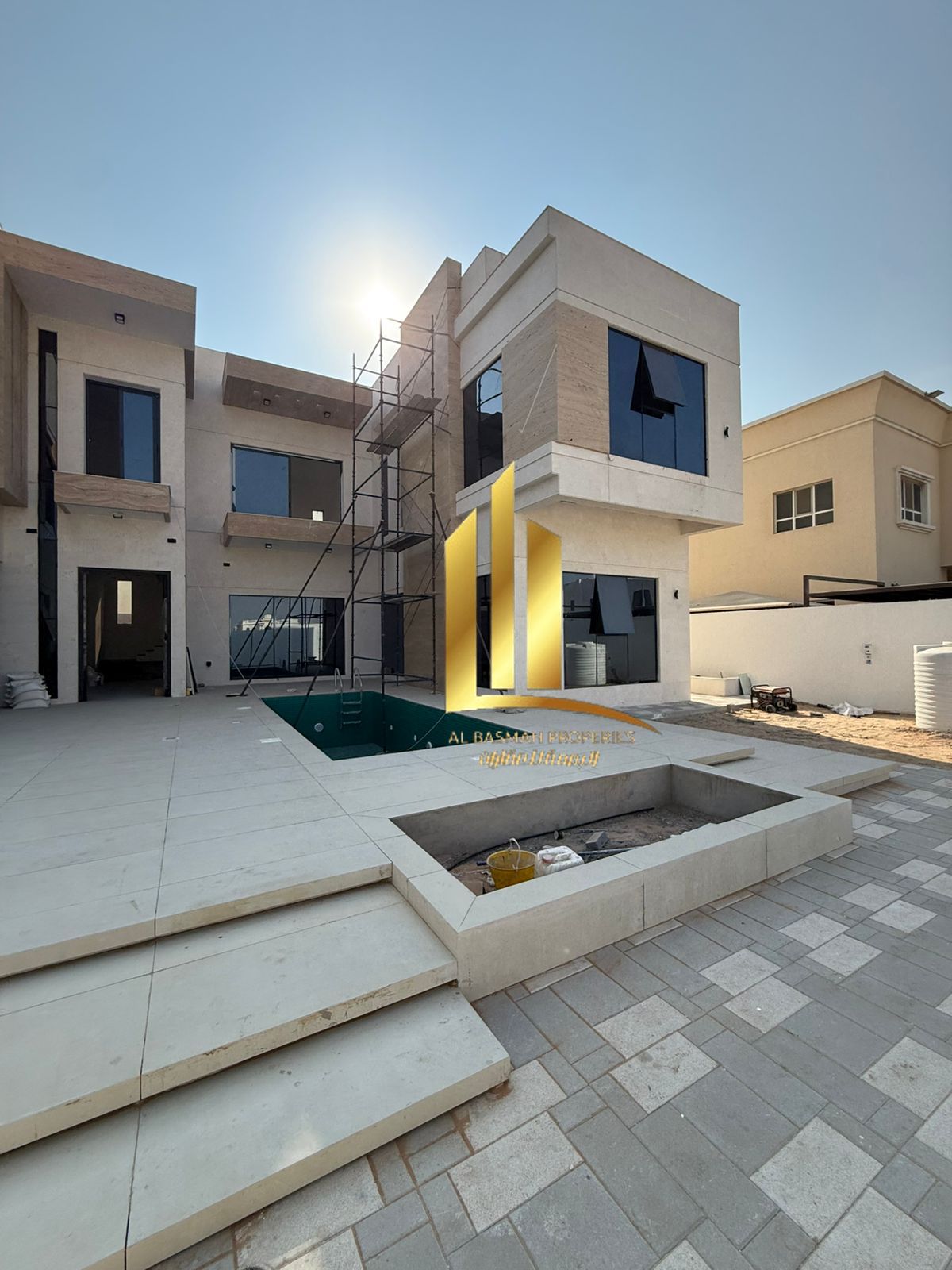 Villa for sale in Al Hooshi, Sharjah. Super deluxe finishing, on the garden side. Freehold ownership for Arabs.