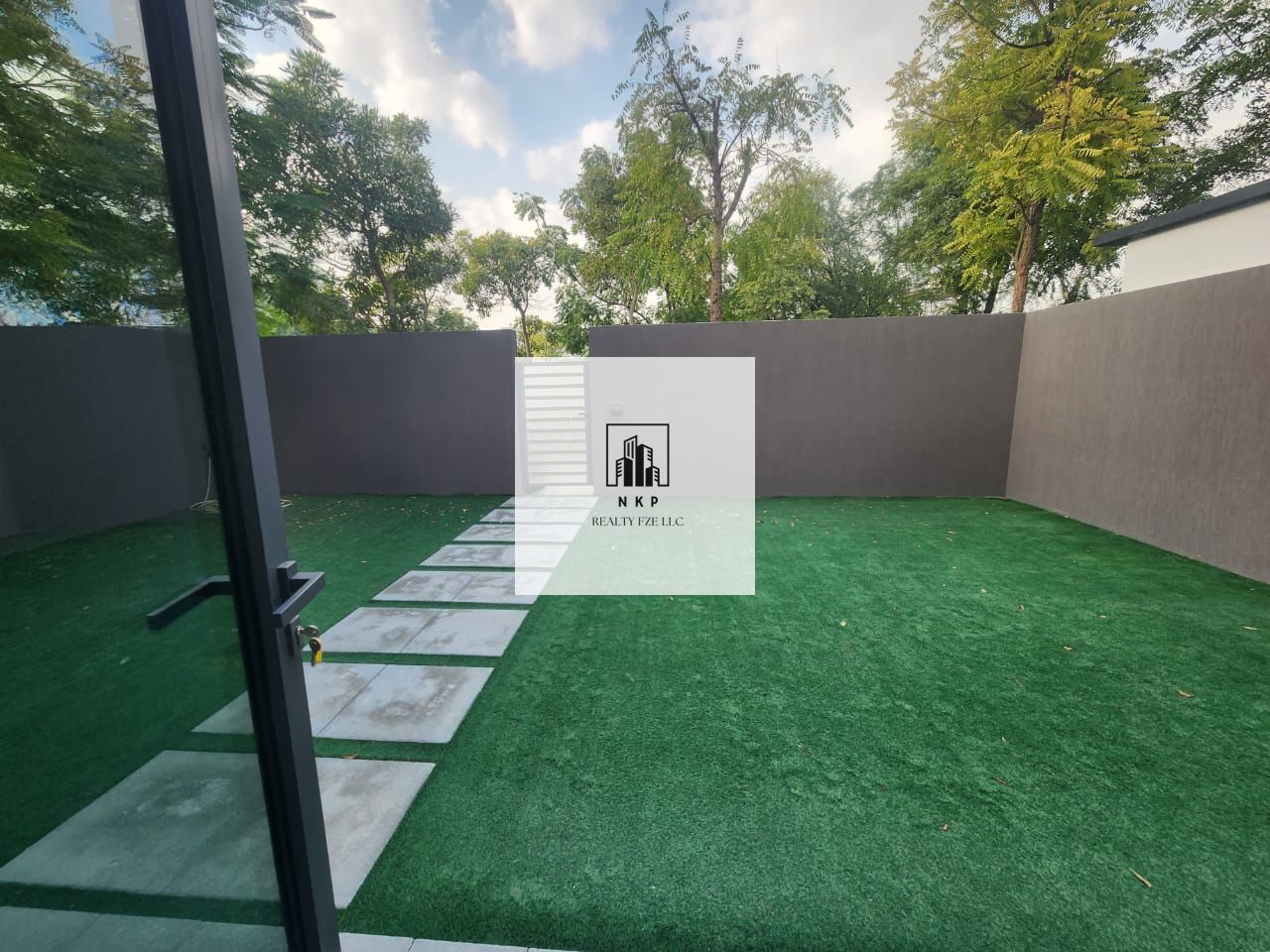 Spacious luxurious 3 bedrooms townhouse with huge size garden and maid room