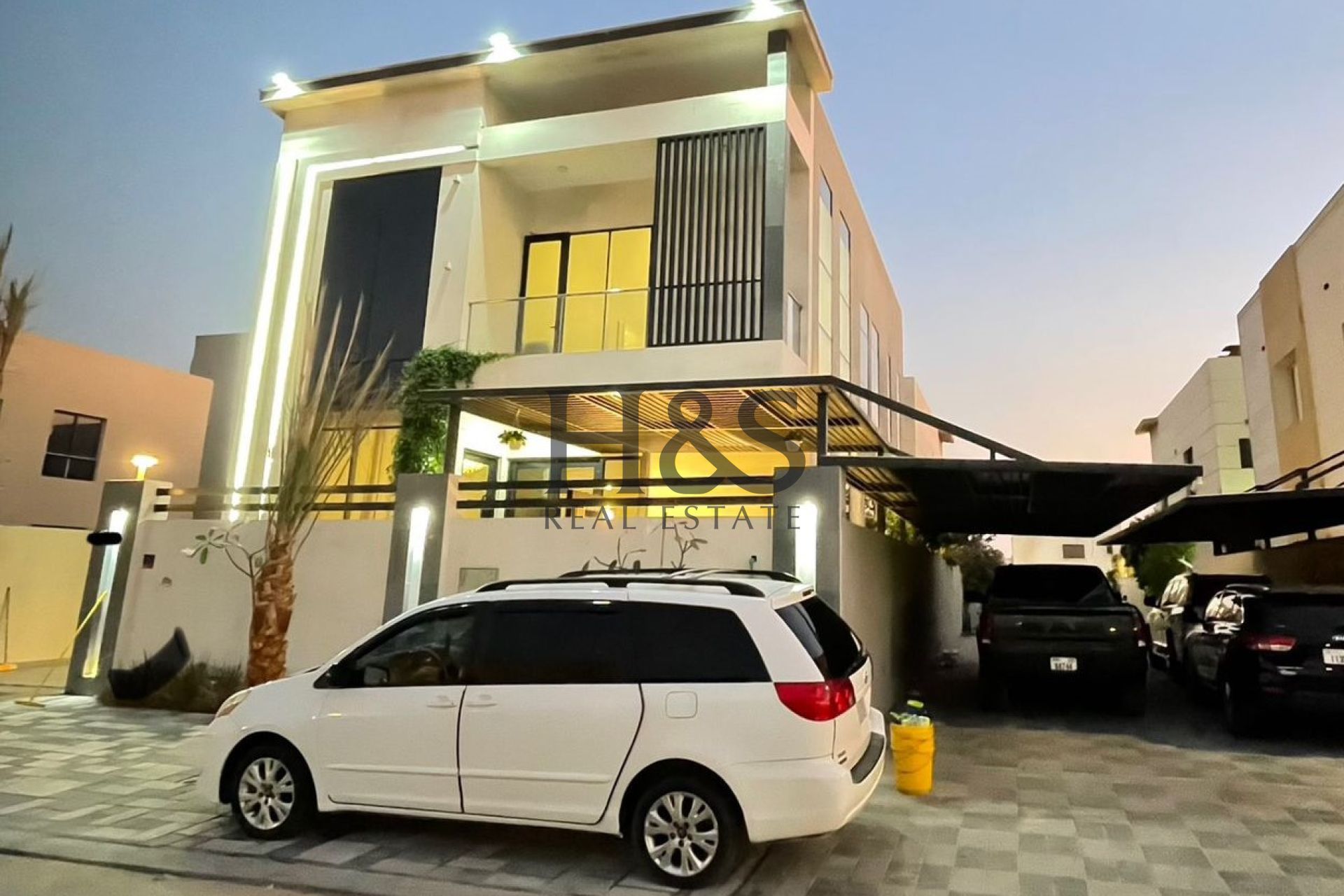5BR Luxury Villa | Hight Ceilings | Branded Interiors | Sikka Plot