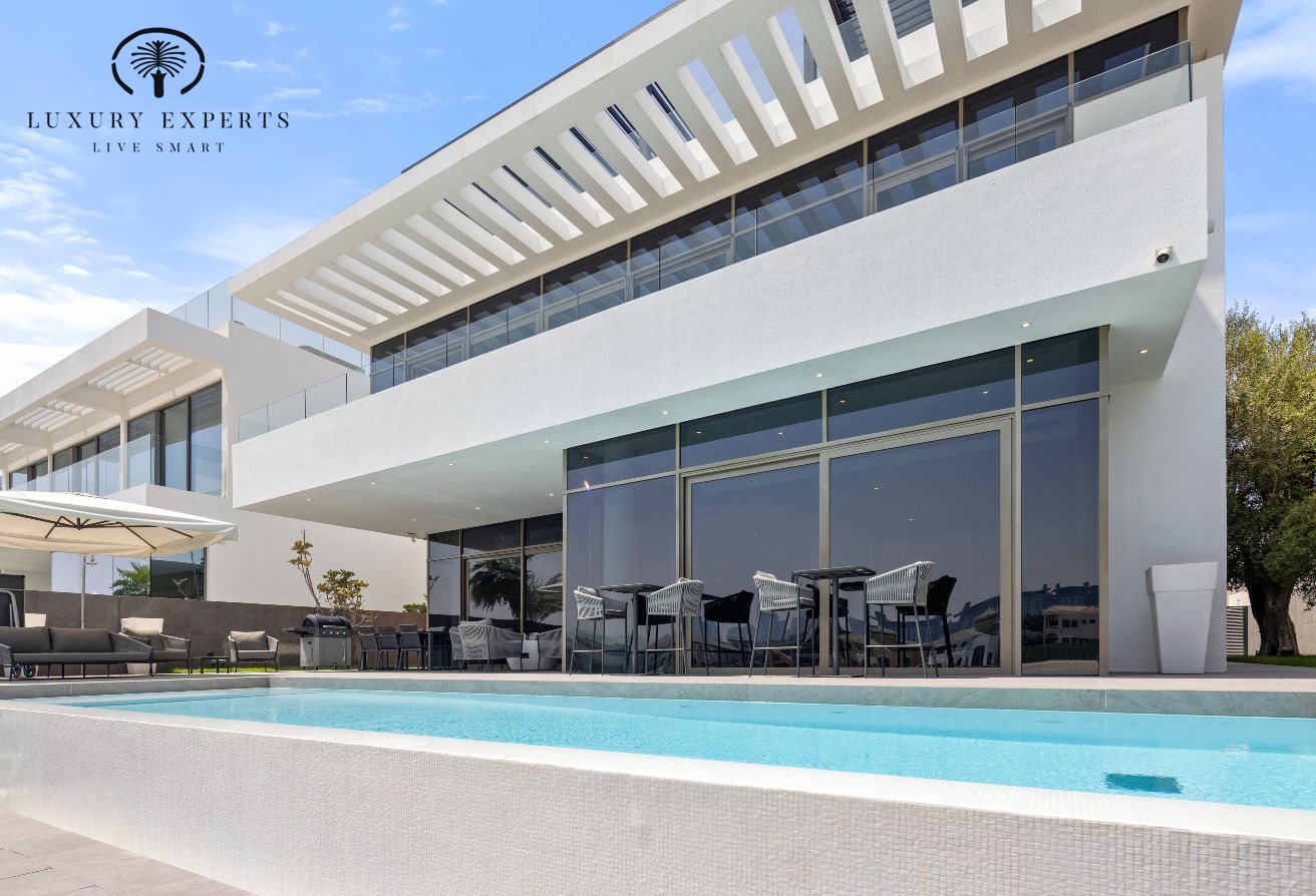 Modern 5BR Villa | Beach I Pool I Rooftop