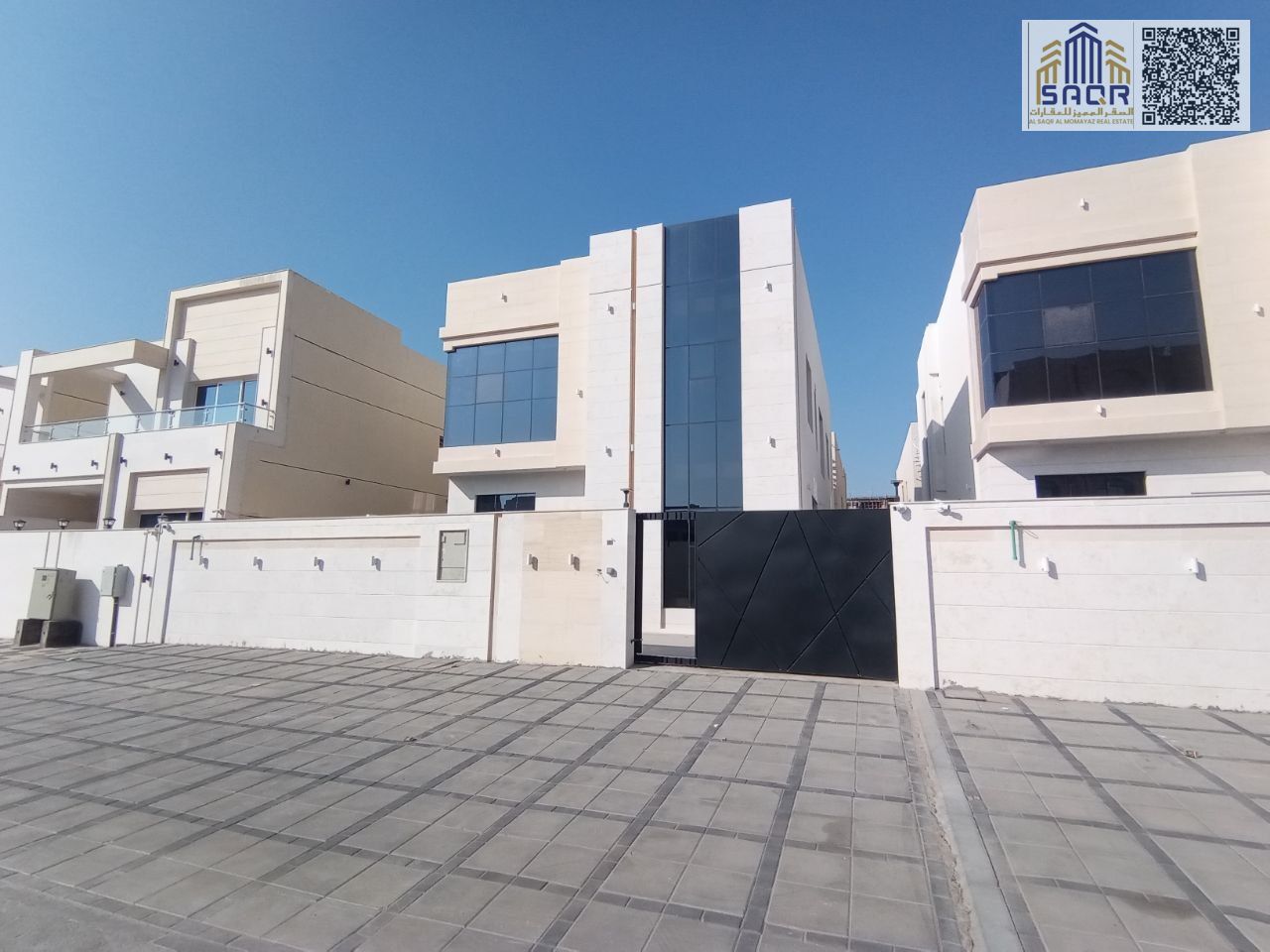 Modern villa with a prime location near services and the main road / Freehold ownership for life / Fees included