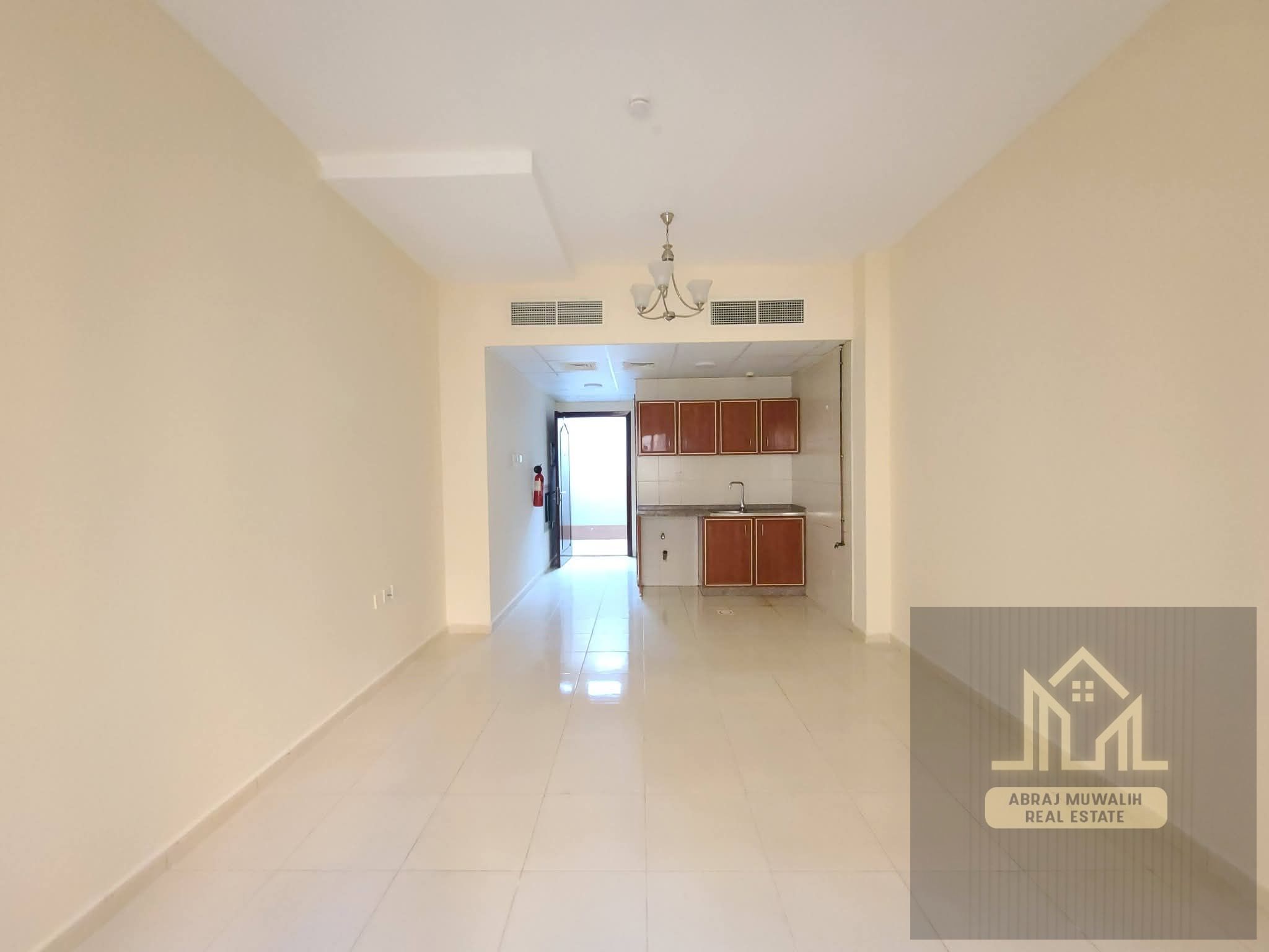 NO COMISSION SPACIOUS APARTMENT WITH PARKING AVAILABLE\\ NEAT AND CLEAN\\