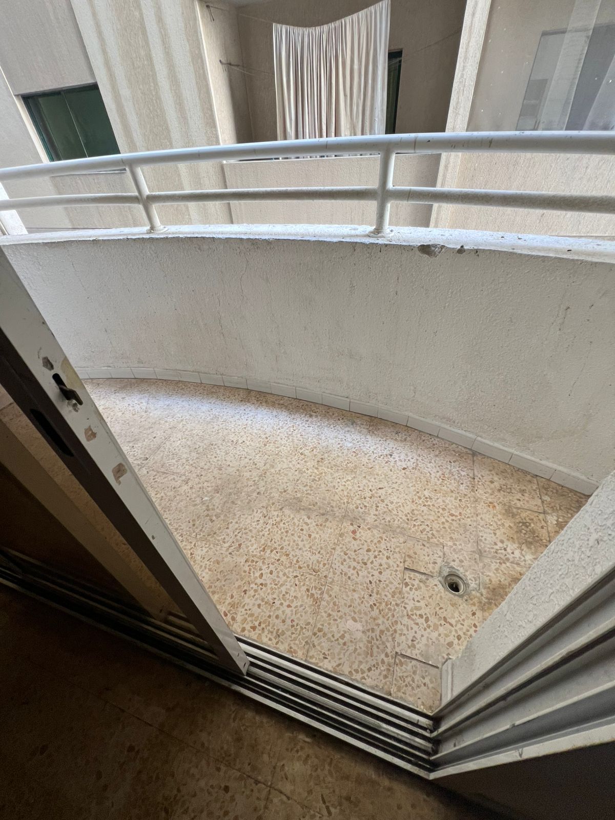 Beautiful one-bedroom family apartment with balcony in Al Qasimia. Limited offer, excellent location, easy access to Dubai, close to all services.