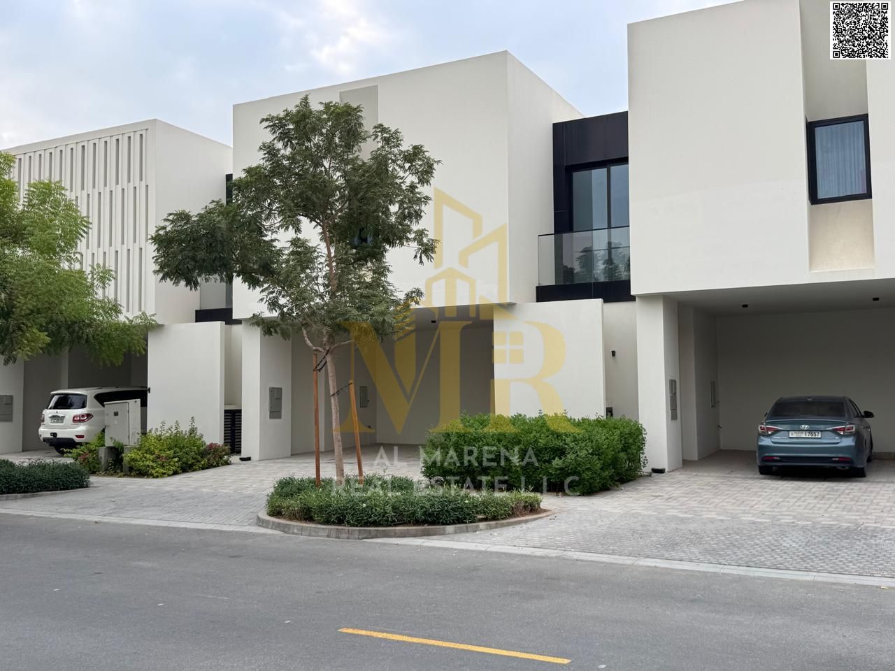 Freehold villa | Private pool | Golf course and lake views | Luxury finishes including electricity, water, and air conditioning