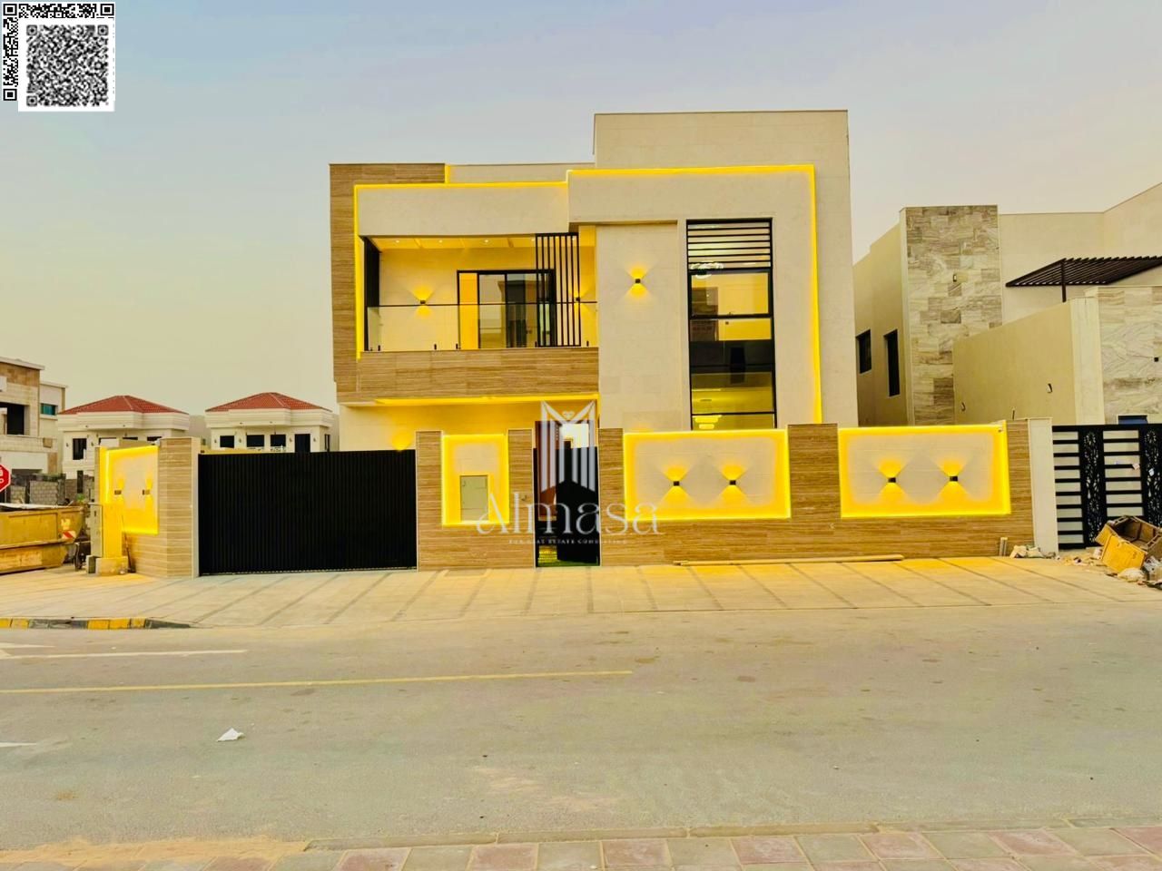 Villa d'angle de luxe à vendre à Al Zahia, spacieuse et moderne, avec terrasse sur le toit et grand jardin. Frais d'enregistrement inclus.