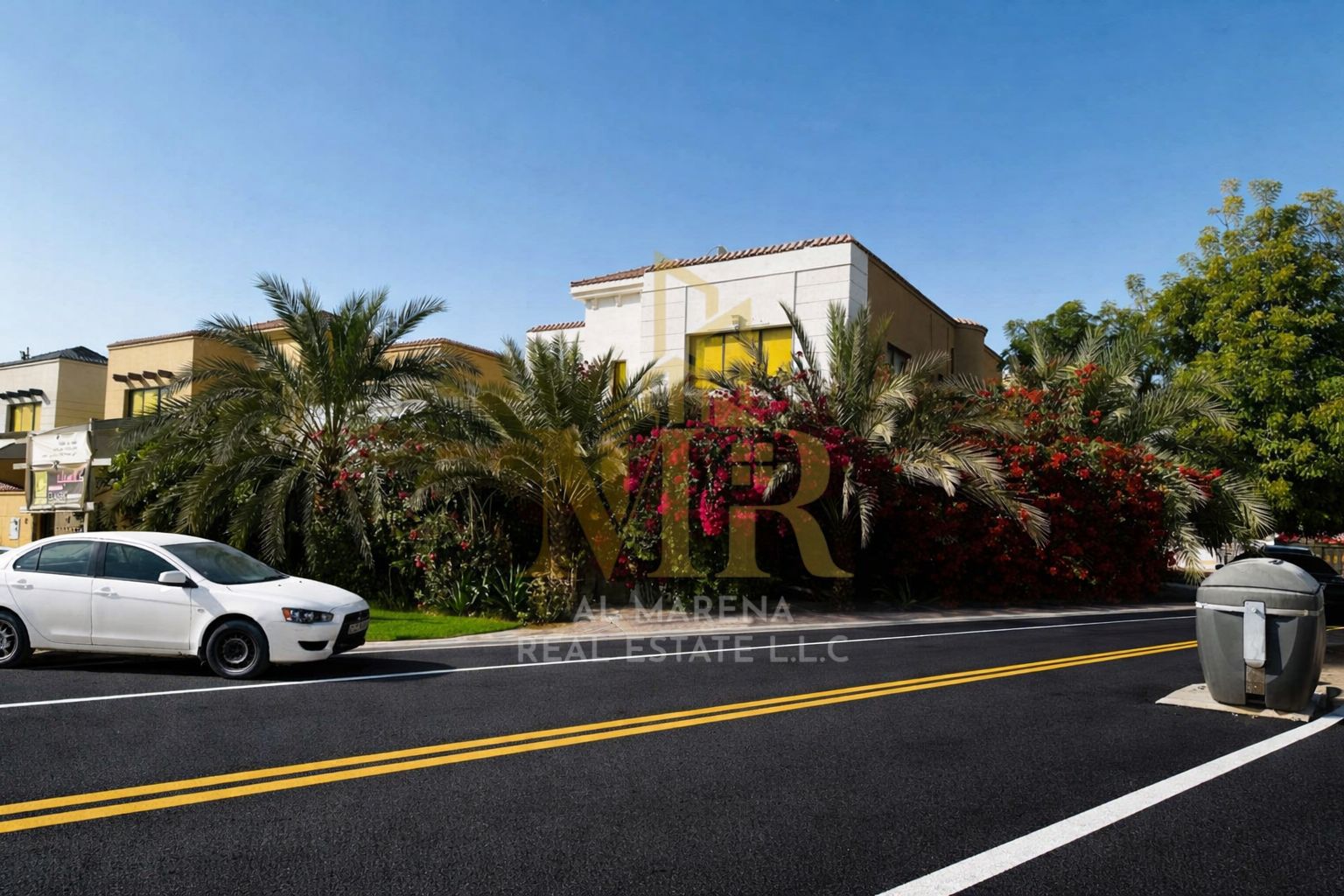 For sale: Luxurious corner villa in Rawdah 1, next to the mosque. It features 6 master bedrooms and an external annex. The price includes electricity,