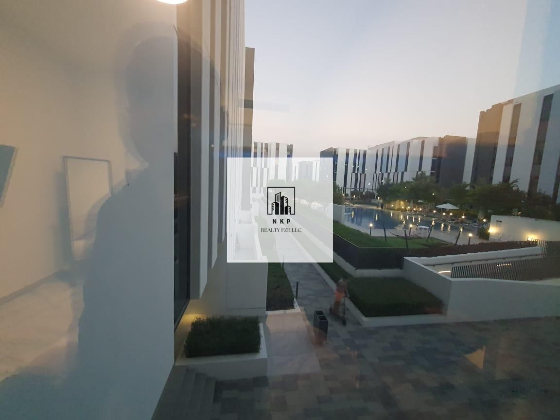 Spacious luxurious studio apartment lush fully furnished
