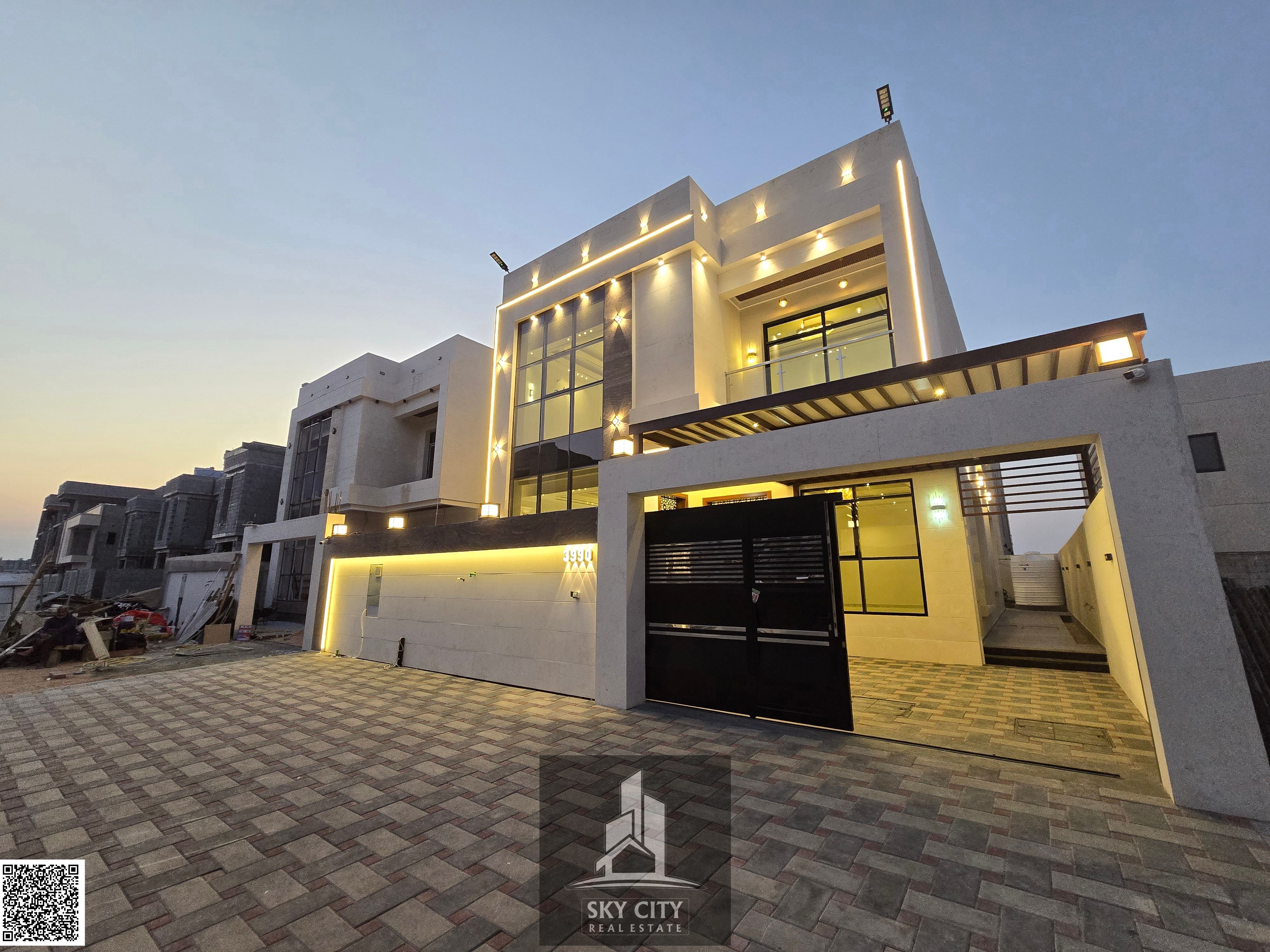 Luxury European villa next to a mall, 5 rooms, two floors with a roof, personal finishing, central air conditioning, freehold ownership and no annual fees, directly from the owner.