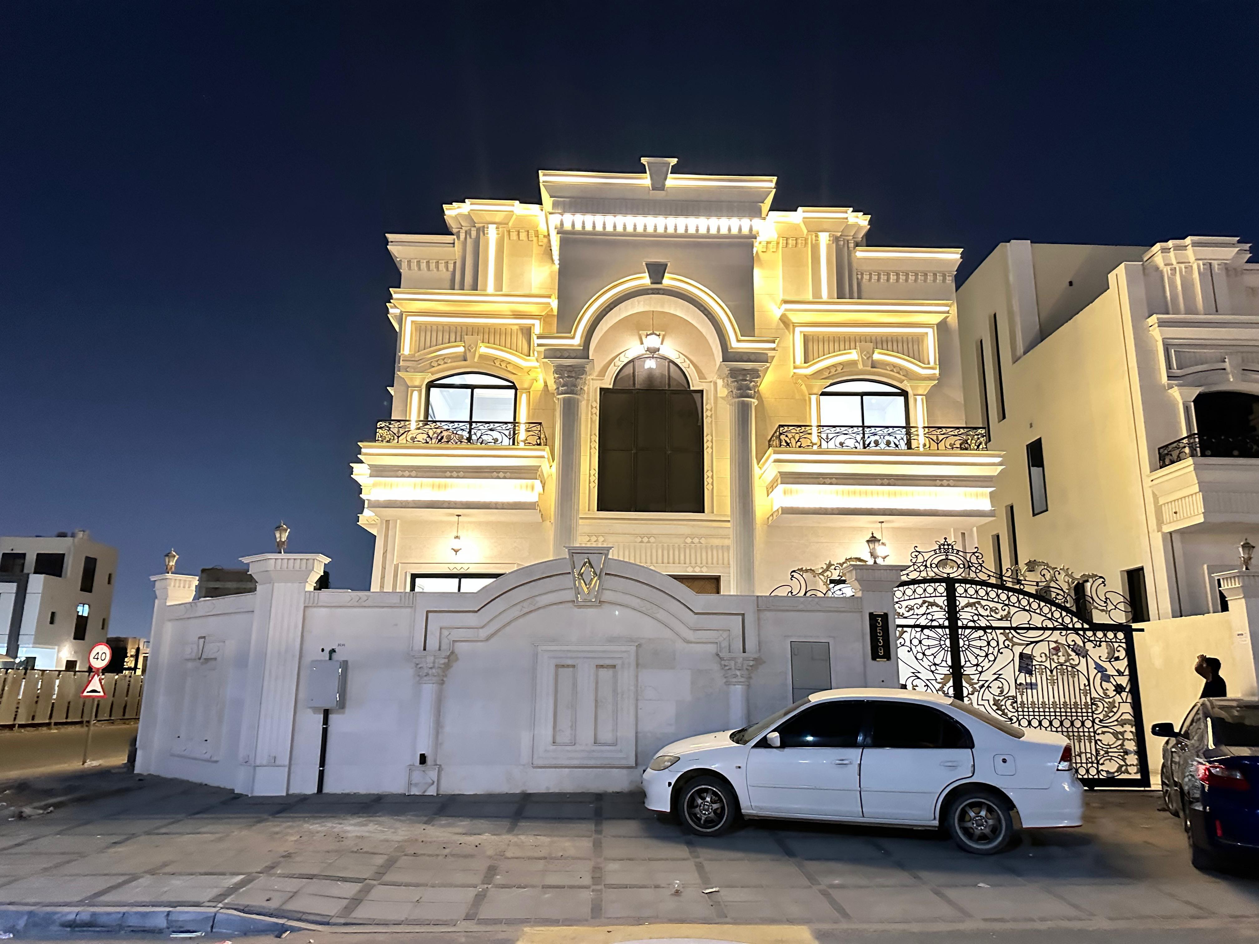 A luxurious classic corner villa with central air conditioning and a rooftop terrace. It features spacious rooms with built-in wardrobes, a sophistica