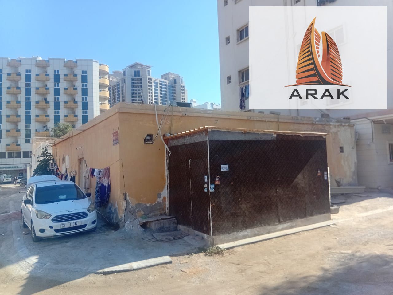 For Sale – Arabic House in Al Rashidiya 3, Ajman Strategically located behind Grand Mall, close to all essential services and markets, ideal for fa
