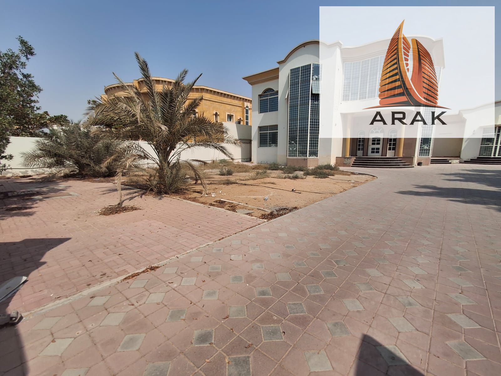 A spacious and elegant villa is available for annual rent in Al Jurf 1, Ajman. It features a quiet location with full access to essential services suc