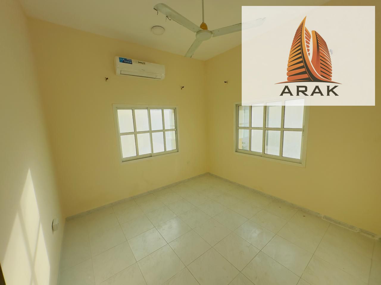 Villa for Sale in Al Mowaihat 3 Plot area: 3,775 square feet Consists of 5 bedrooms, a hall, a majlis, and a dining room The villa includes air