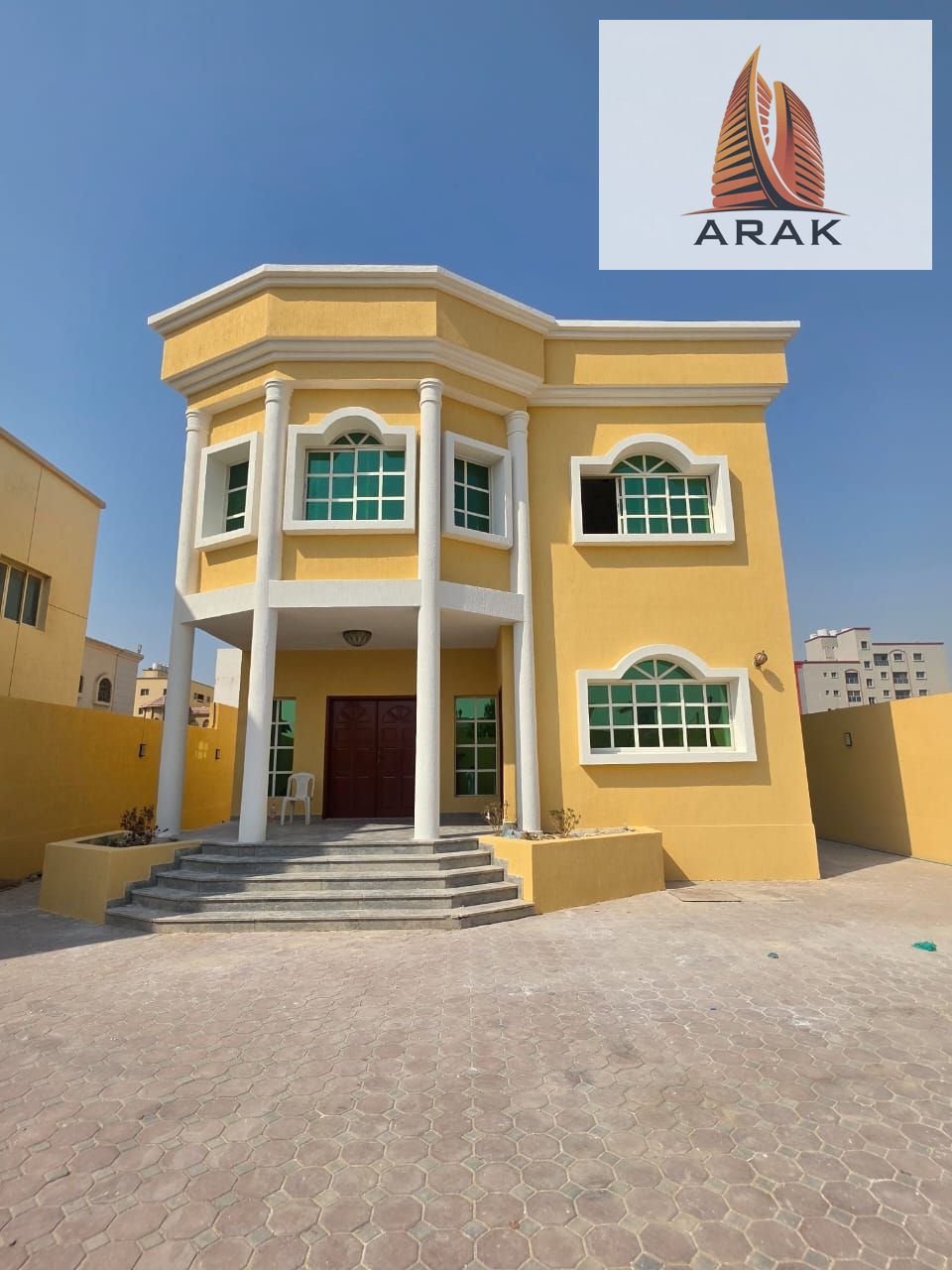 Villa for sale in Al Mowaihat 2 – Ajman Located on an asphalt road near Sheikh Ammar Street Area: 5,000 sq ft Age: 15 years (renovated)