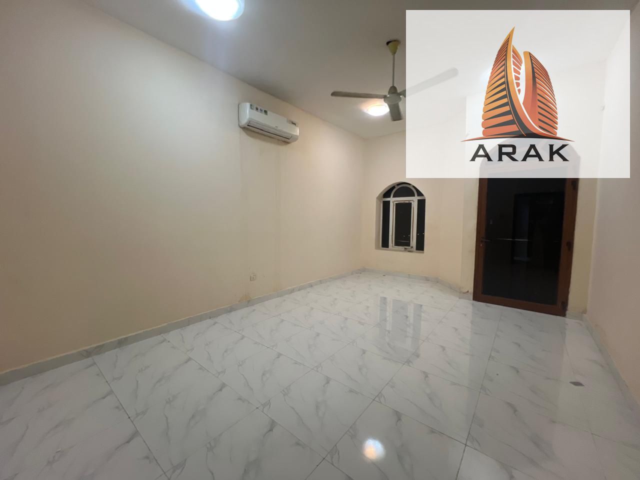 For annual rent in Al Muwaihat area, Ajman: a villa with 5 bedrooms, a living room, and a majlis, close to all services.