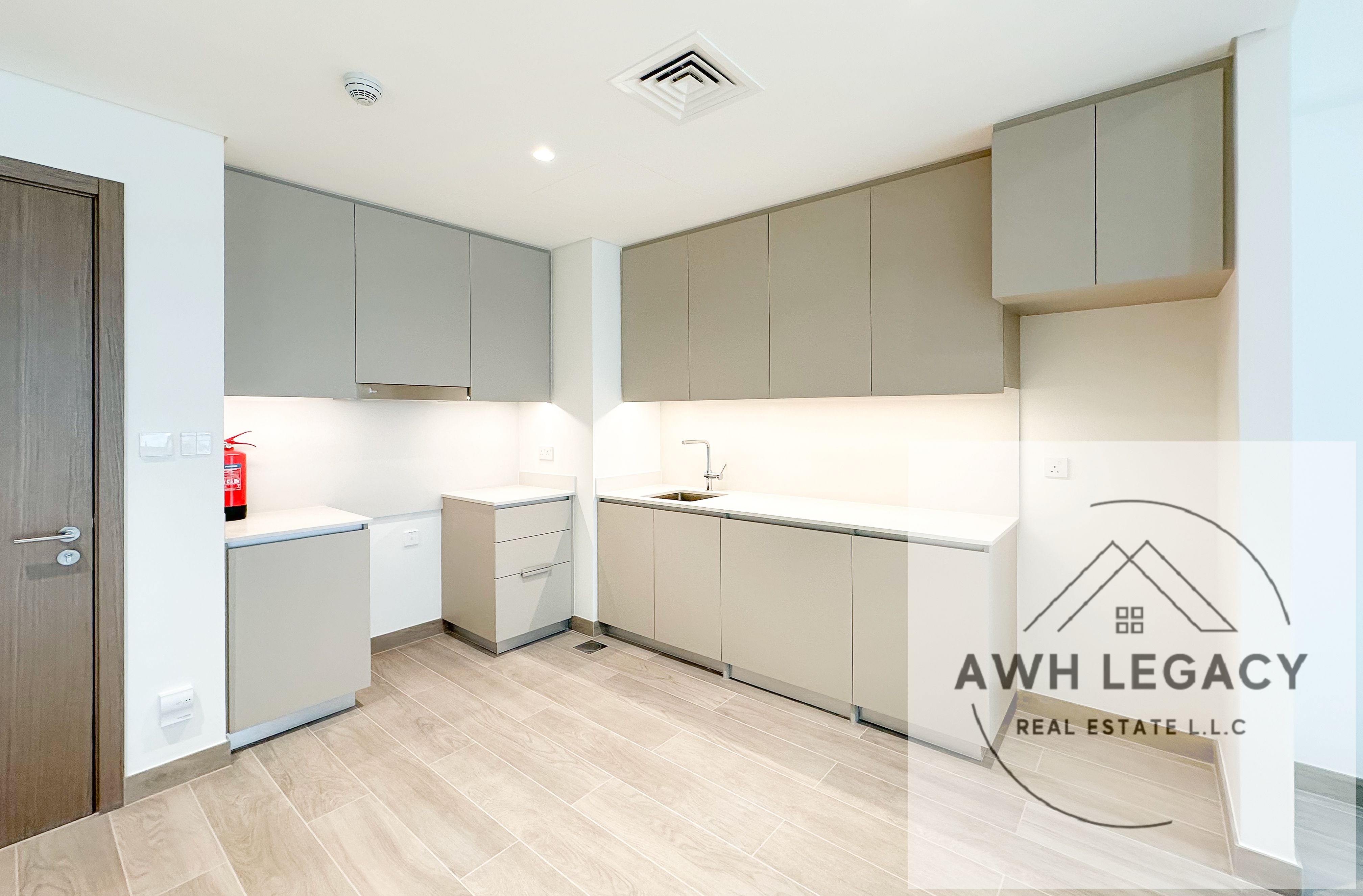 Brand New | Large Living | Directly on Creek Beach