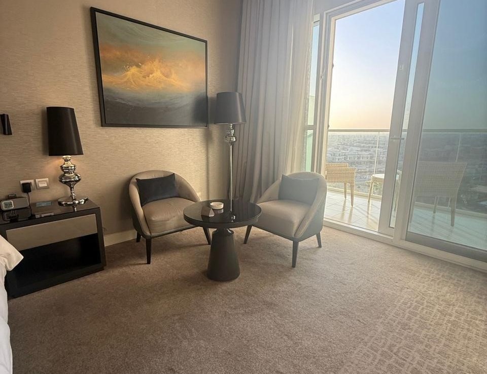 spacious| fully furnished | mid floor