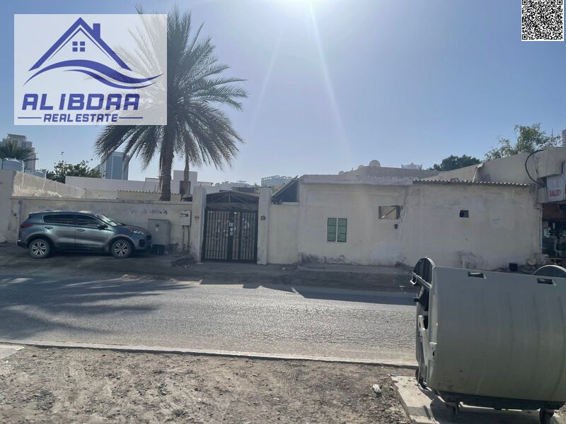 Arab House for Sale – Al Rashidiya 3, Ajman Opportunity to own a residential & commercial Arab-style house on a main road, spacious plot, requires