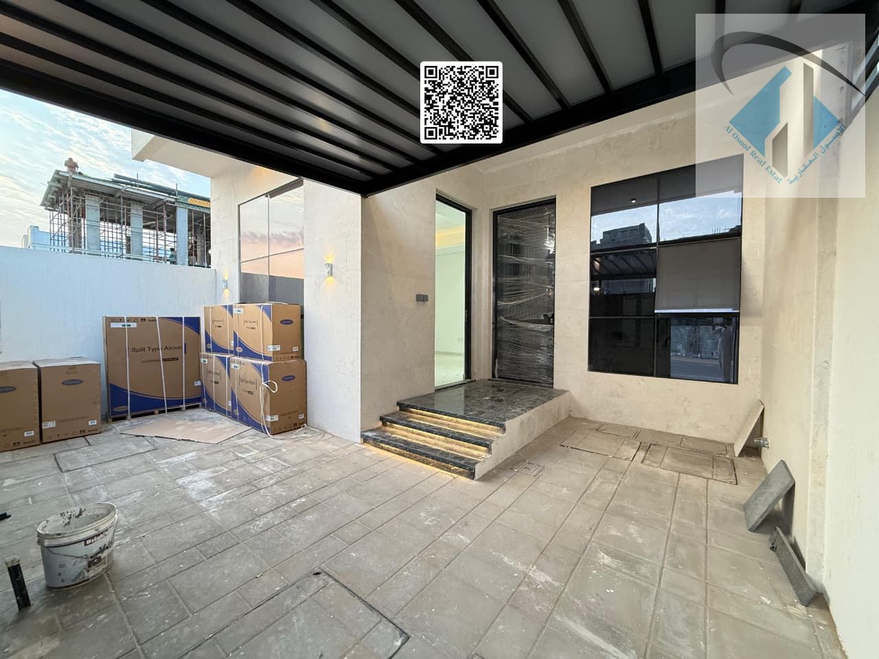 3 rooms with a roof terrace, including air conditioning, electricity, water, and registration fees.