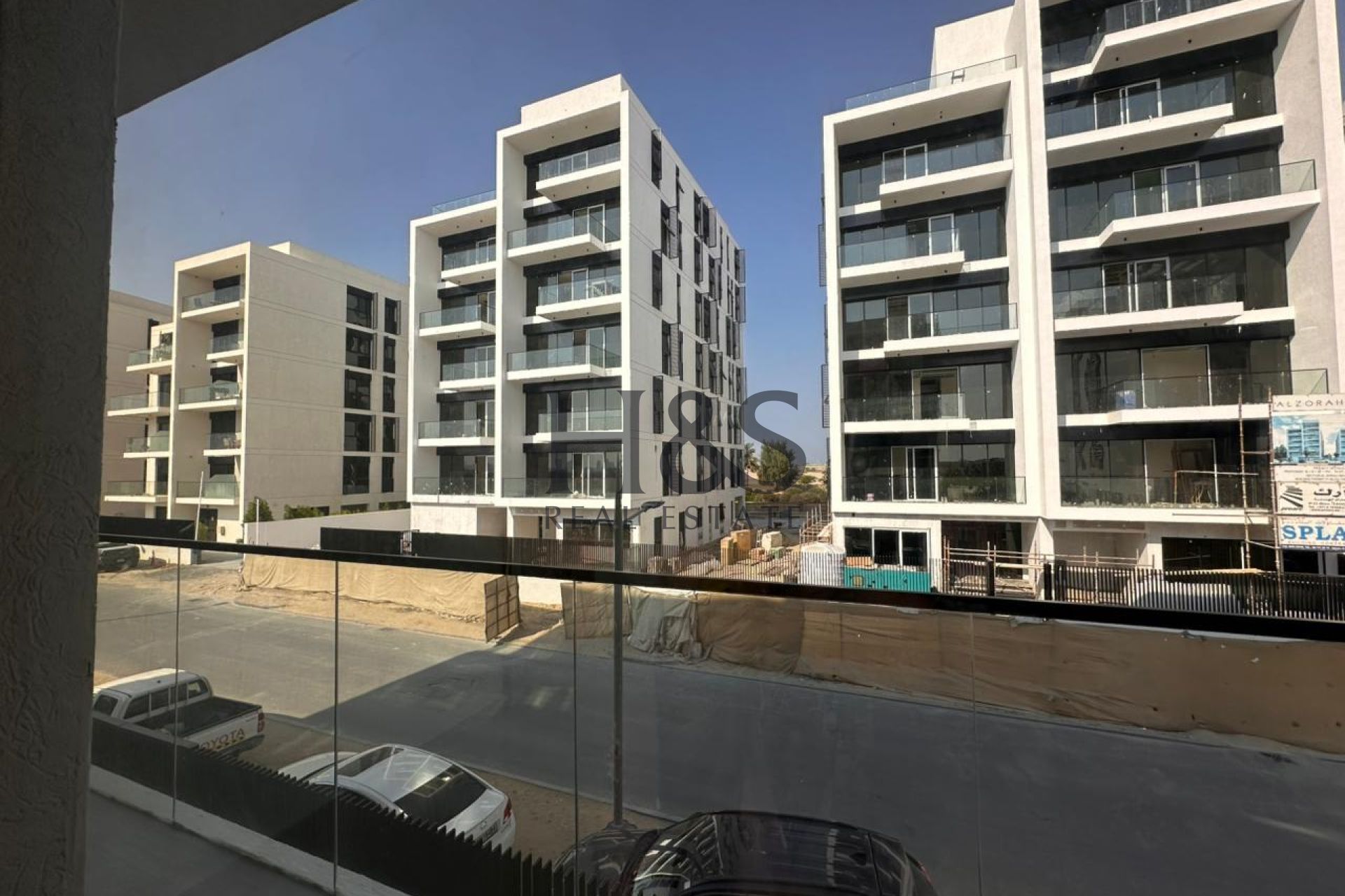 Attractive 1BR Apartment | Road-Facing View
