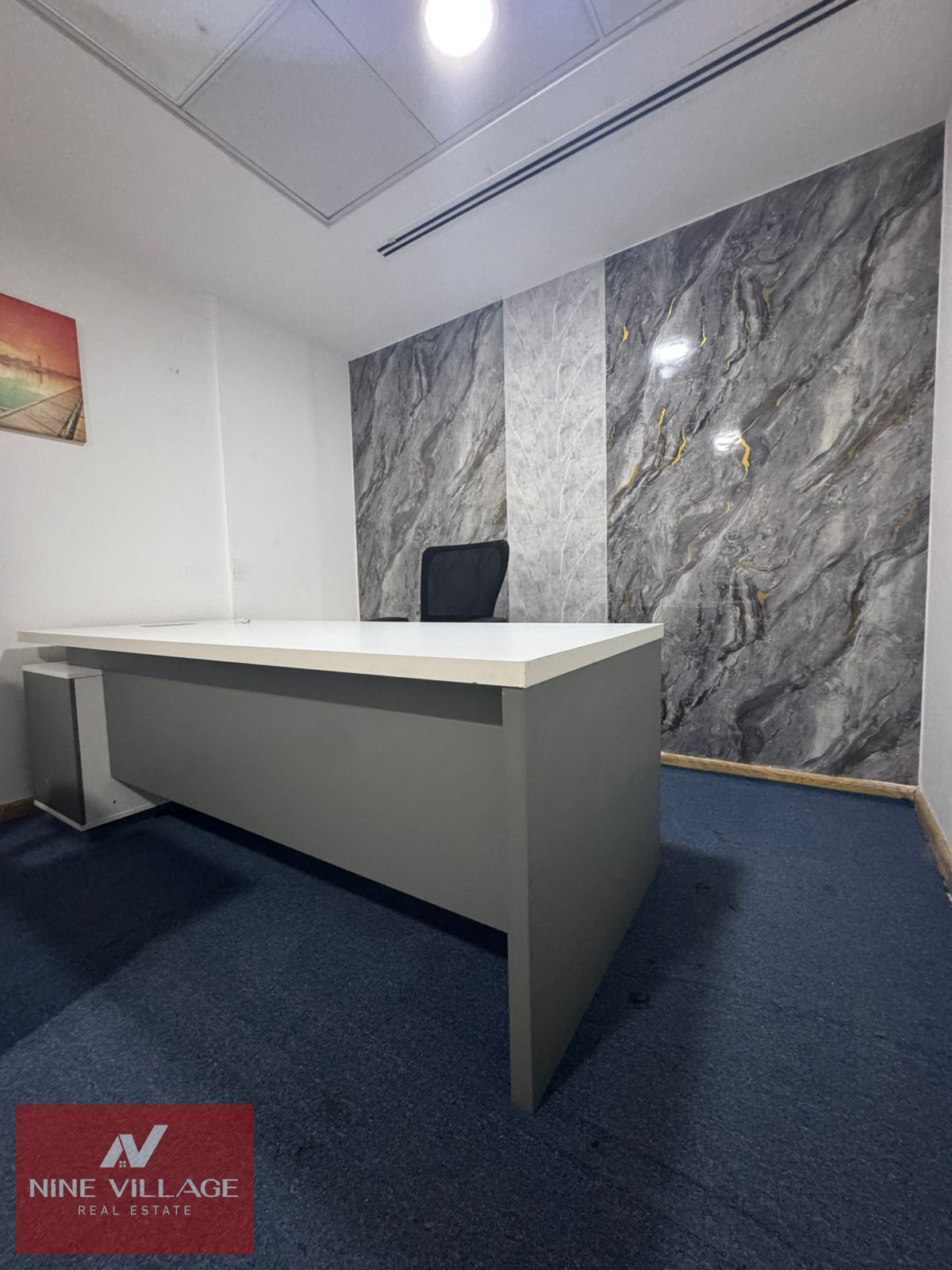 Well-sized office in a Business Center, suitable for professional and service-based companies.