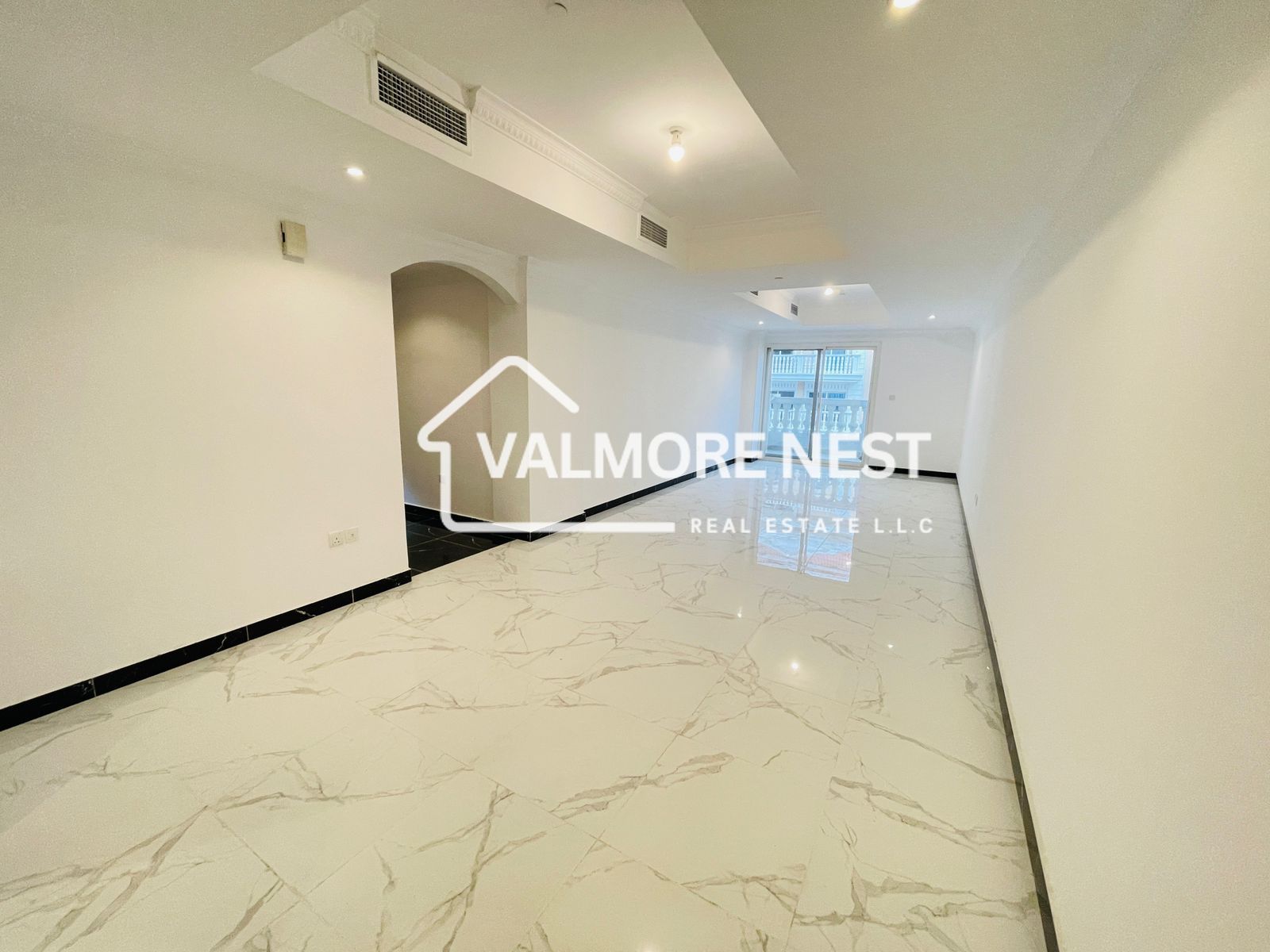 Bright & spacious unit with huge balcony I With great amenity I Ready to move