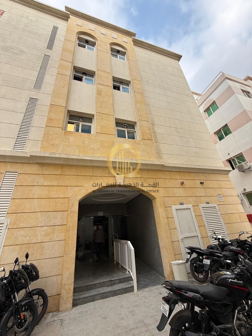 For sale: a building with a ground floor and three floors in Al Muweilah, Sharjah, commercial. Area: 2,906 sq ft on an 18-meter street. Composed of 6