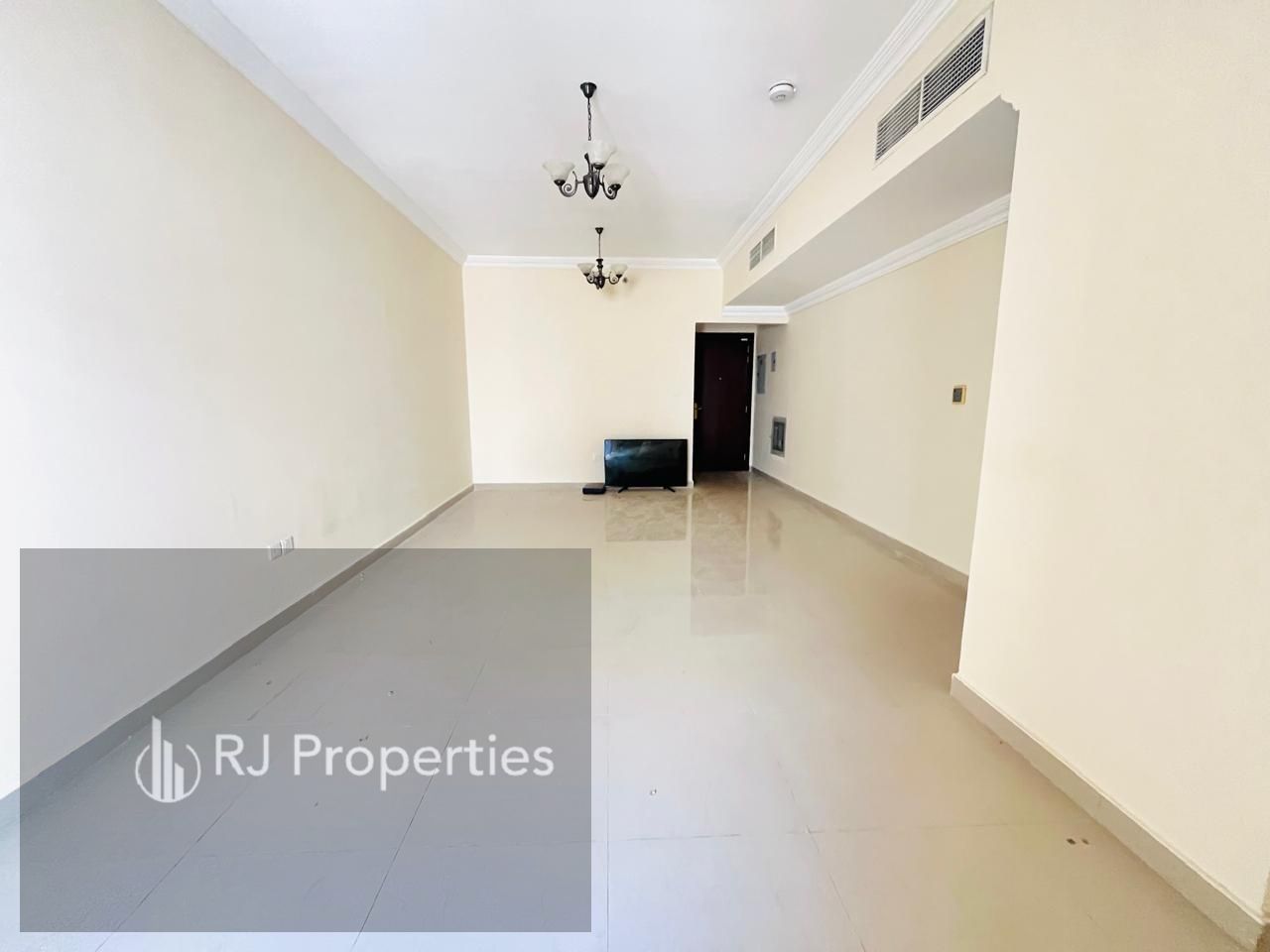 Luxury Huge Spacious Appartment With Balcony Affordable price Near Muwaileh Park