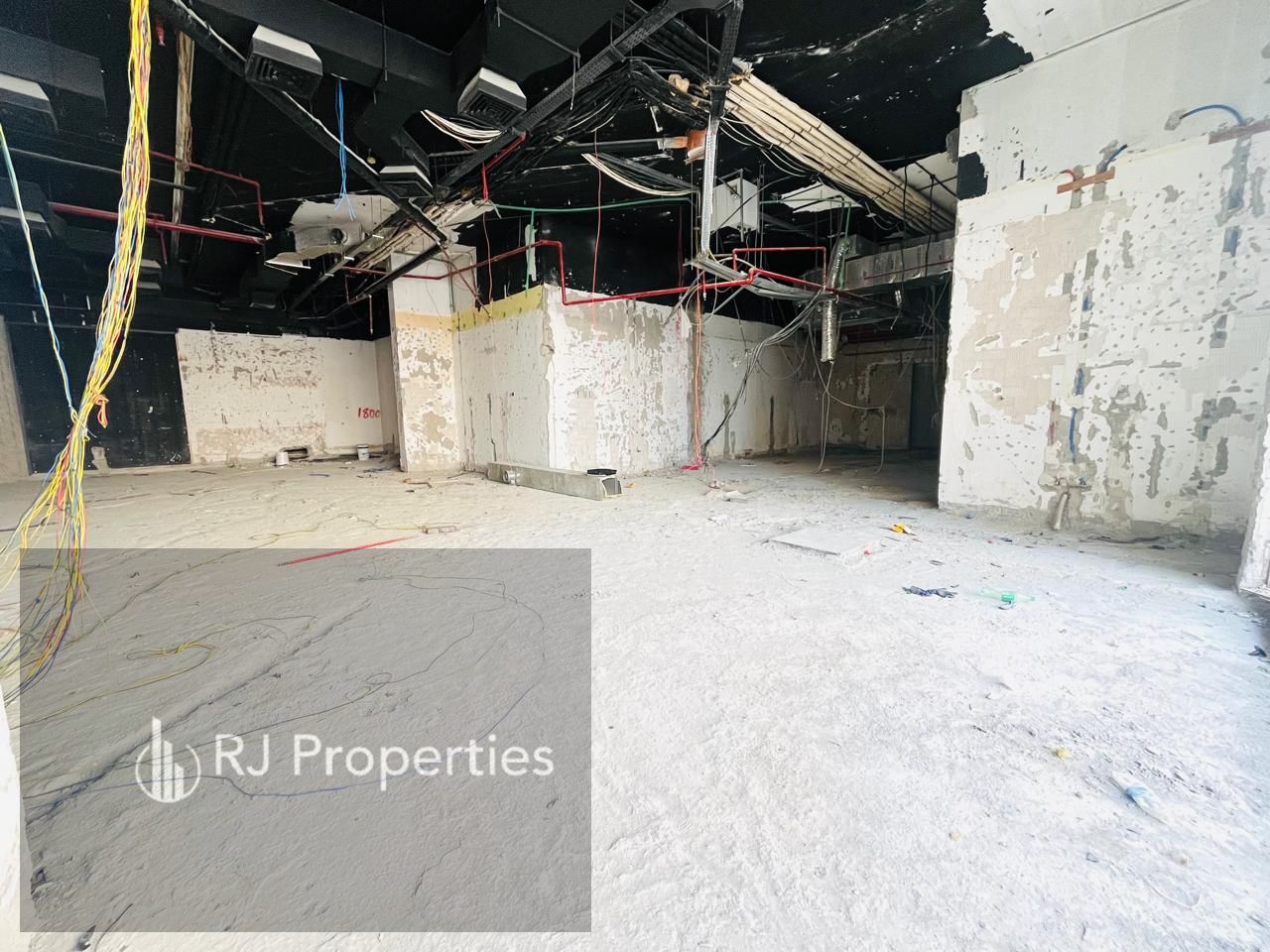 Luxury Huge Spacious Shop Bright Location Corner Shop 160kw Electricity power