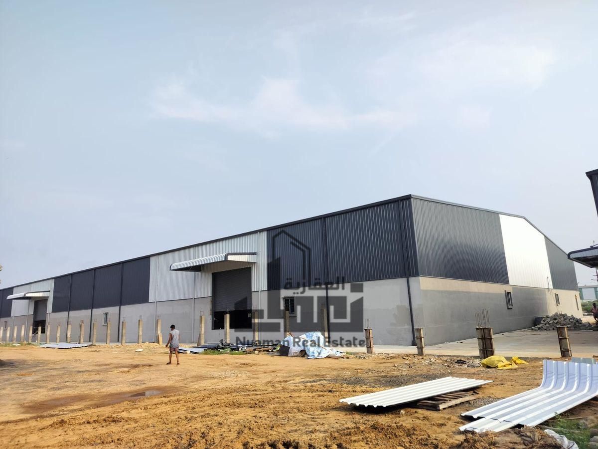 Large warehouse for sale with labor accommodation, strategically located and ready for immediate operation. The property offers a well-planned layout