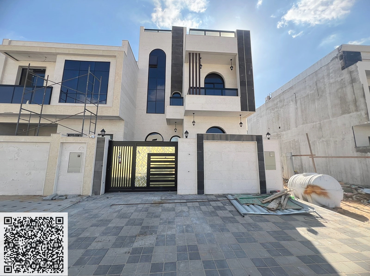 Villa for sale in Al-Haliyo area • 5 master bedrooms • Majlis with bathroom • Living room with bathroom • Main kitchen • Maid's room • Large setback i
