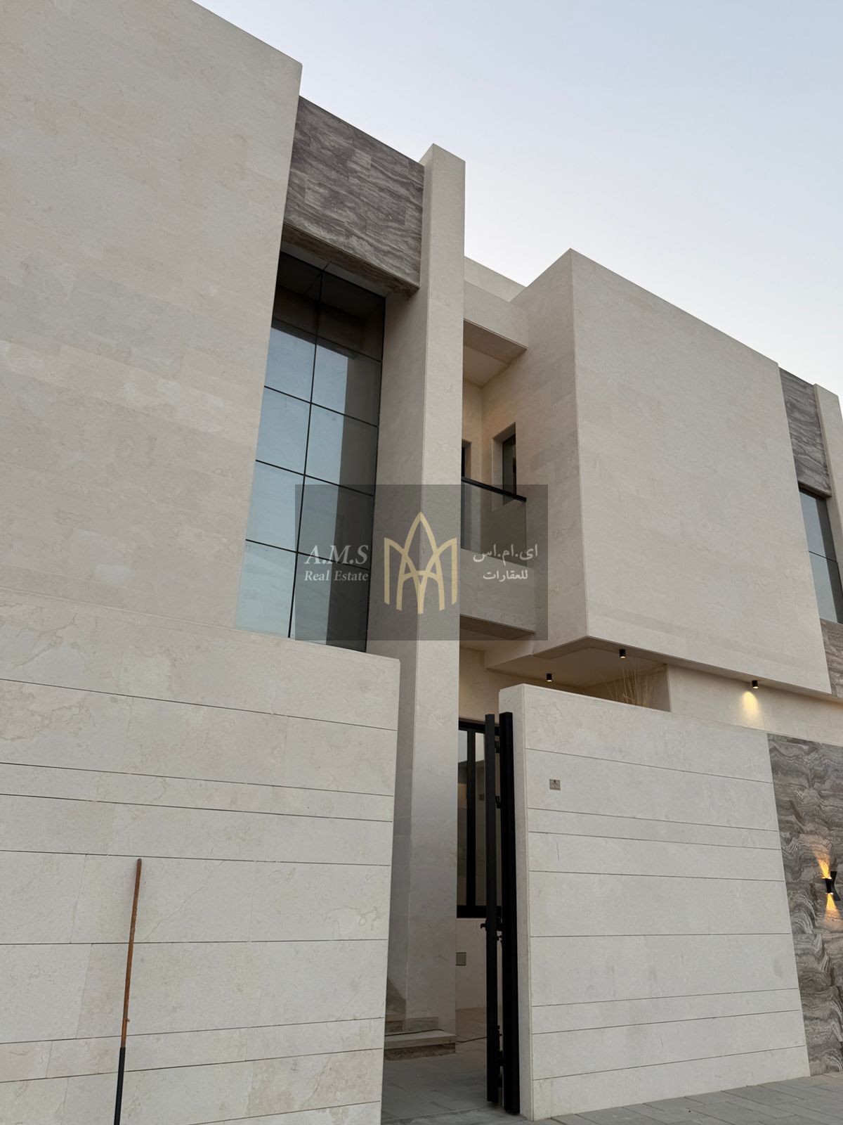 A Modern Villa Conveniently Located Near Key Services, On The Read