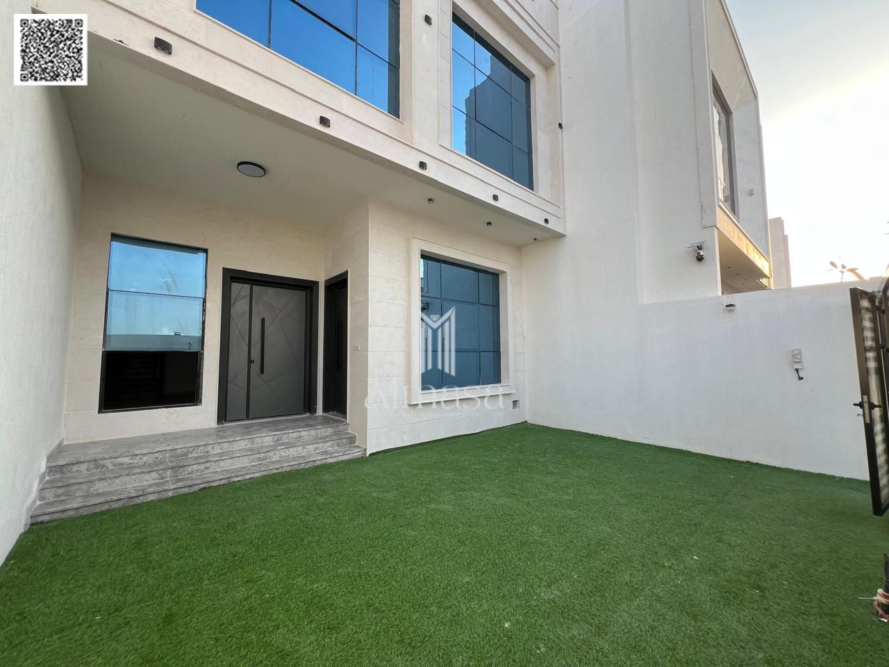 Freehold . Modern villa on a main street,No service fees