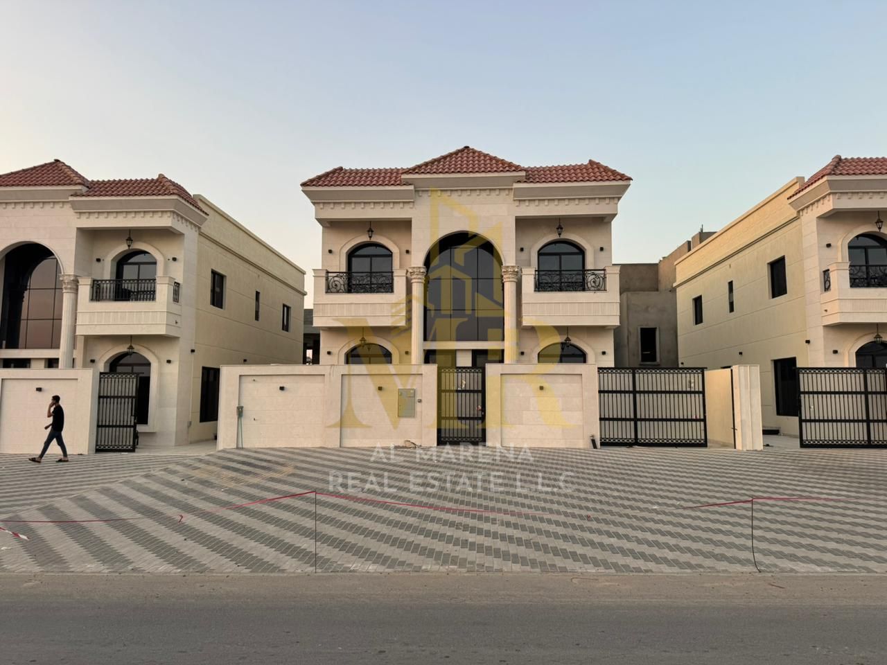 A villa with a price including registration and ownership fees on the main street, ready to move in, in the most prestigious areas of Ajman. Freehold