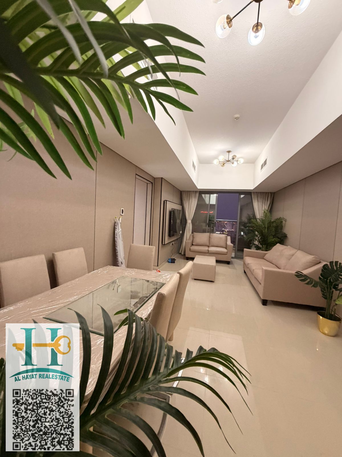 Two rooms and a lounge for the first resident, very clean and luxurious