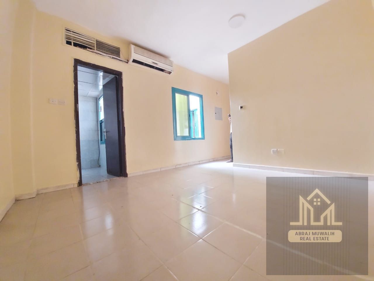 very specious appartment 6chq payment with seperate kitchen family building